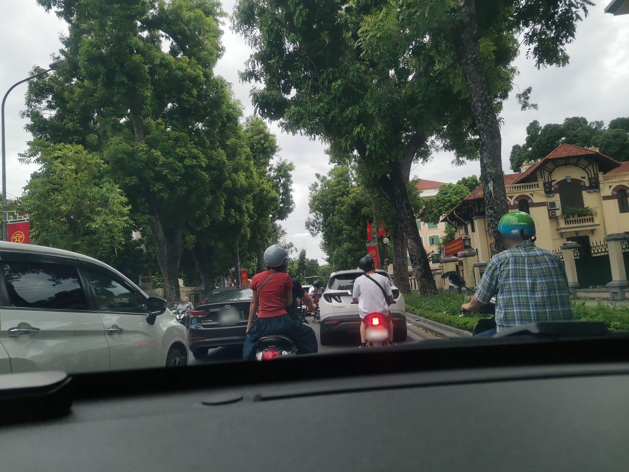 Street view near Nhà Khách Chính Phủ, Yên Phụ — © hn_left_2 (CC BY-SA · Mapillary)