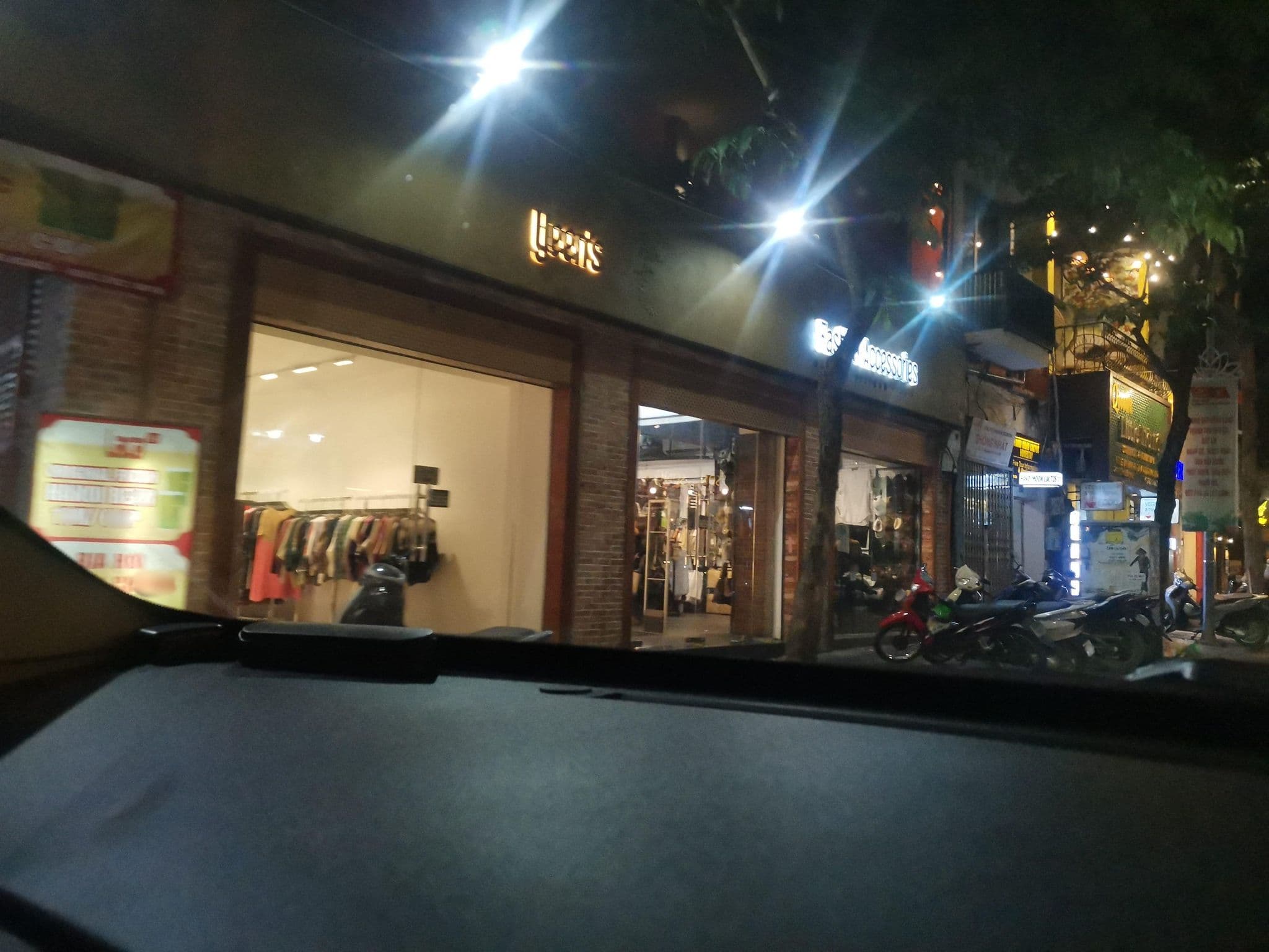 Street view near Victor Hotel, Hoàn Kiếm — © hn_left_2 (CC BY-SA · Mapillary)