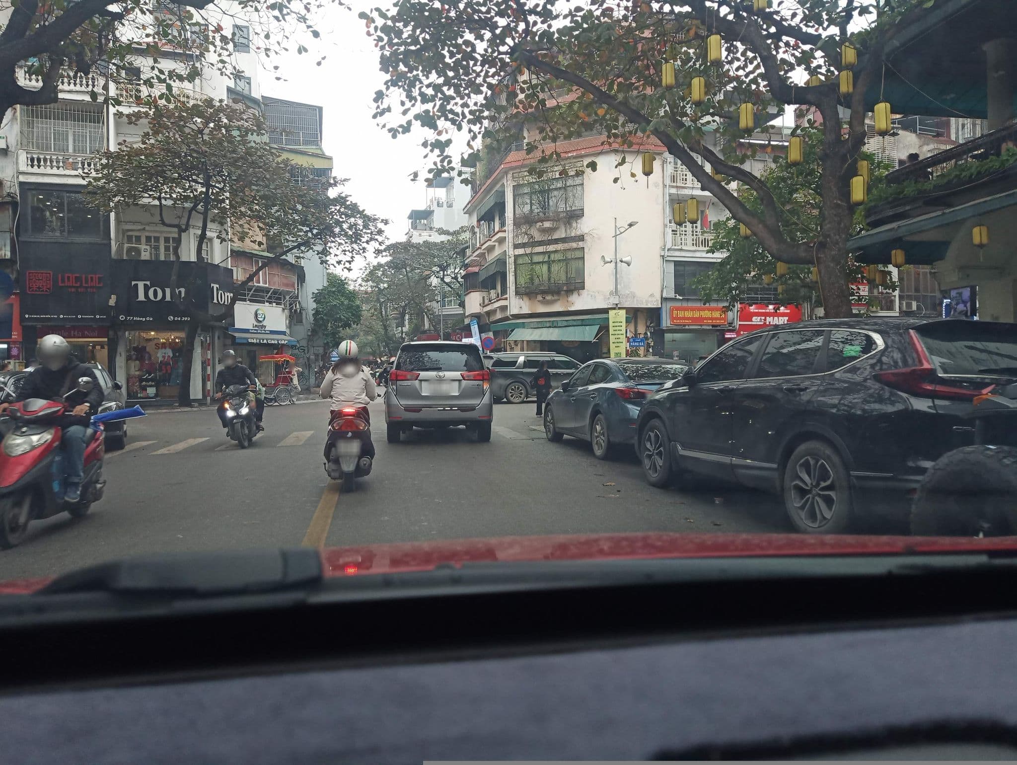 Street view near Hanoi Jade Hostel, Hoàn Kiếm — © hn_front_1 (CC BY-SA · Mapillary)