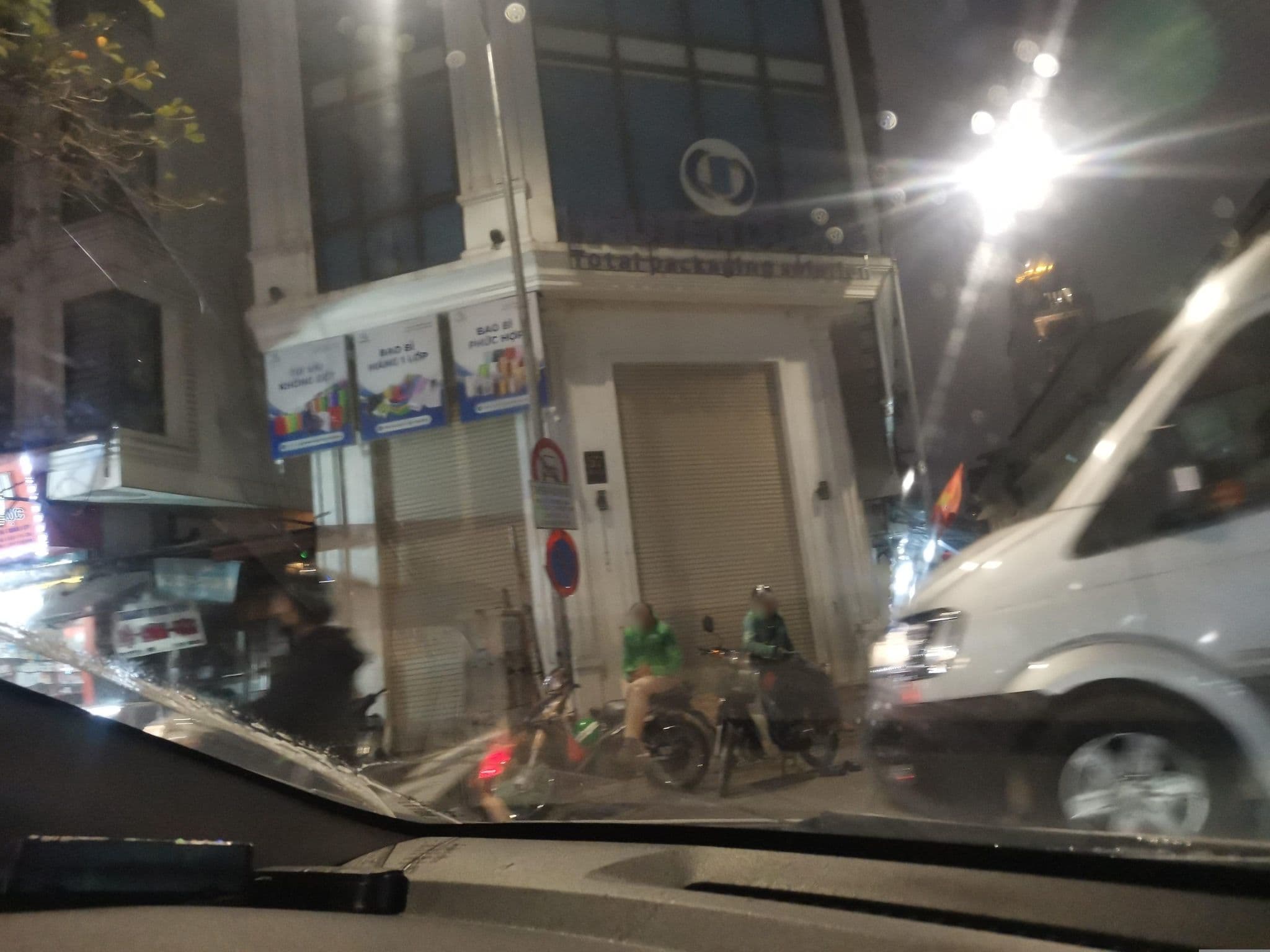 Street view near Victor Metropolis Hotel &Rooftop Bar, Hoàn Kiếm — © hn_left_2 (CC BY-SA · Mapillary)