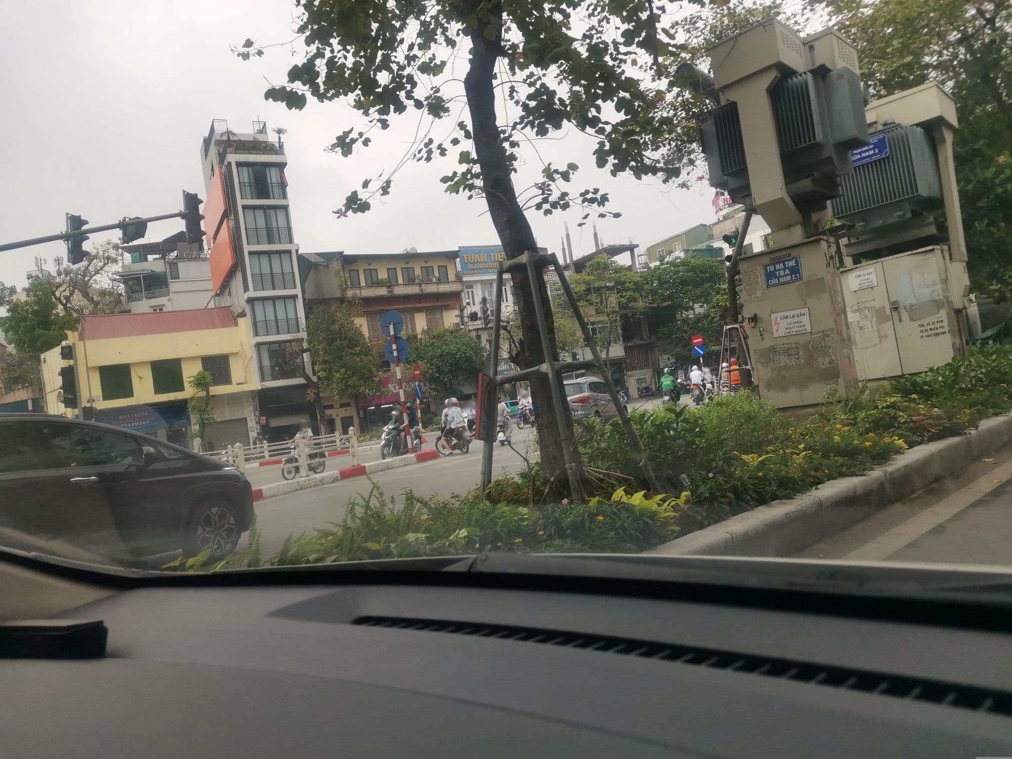 Street view near Cala hotel, Hanoi — © hn_left_2 (CC BY-SA · Mapillary)