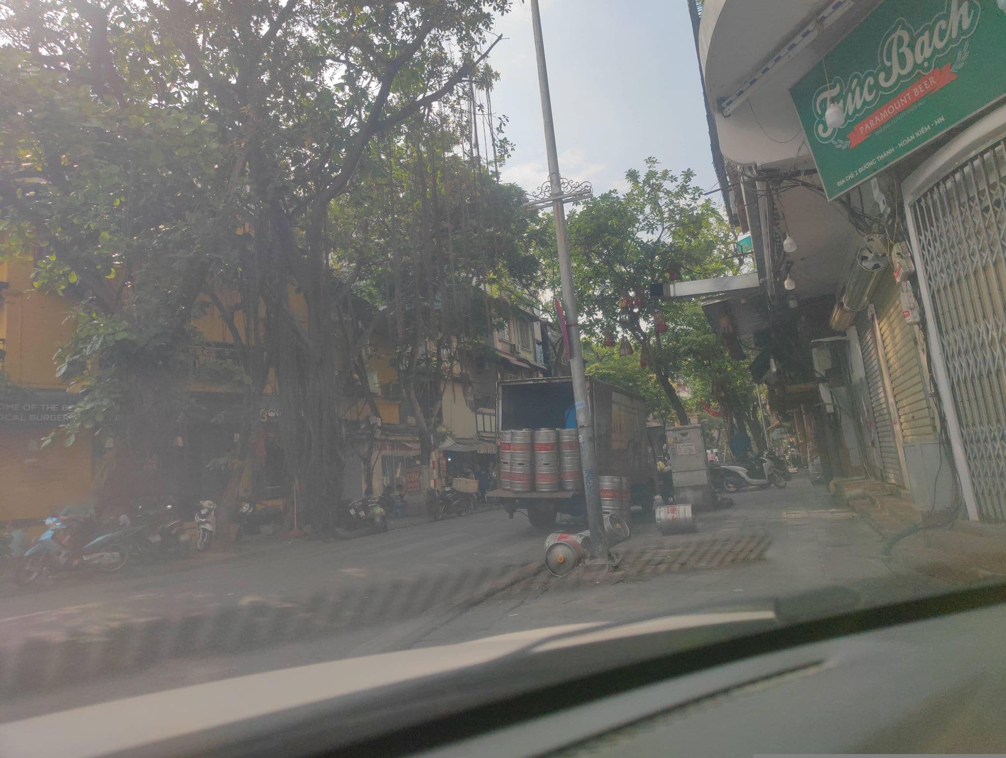 Street view near Phùng Hưng Hotel, Hoàn Kiếm — © hn_right_2 (CC BY-SA · Mapillary)