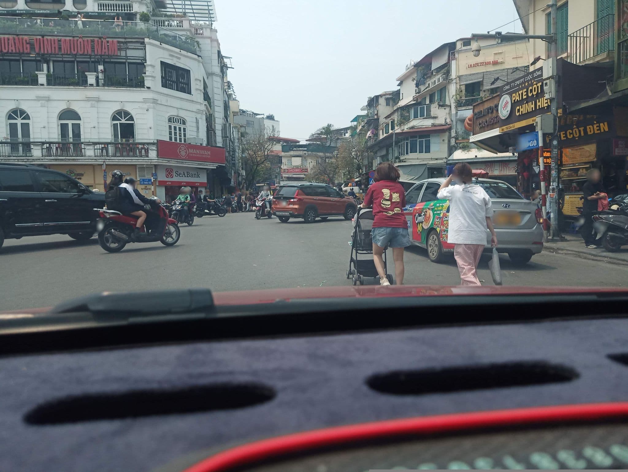 Street view near Hanoi Central Hotel, Hoàn Kiếm — © hn_front_1 (CC BY-SA · Mapillary)