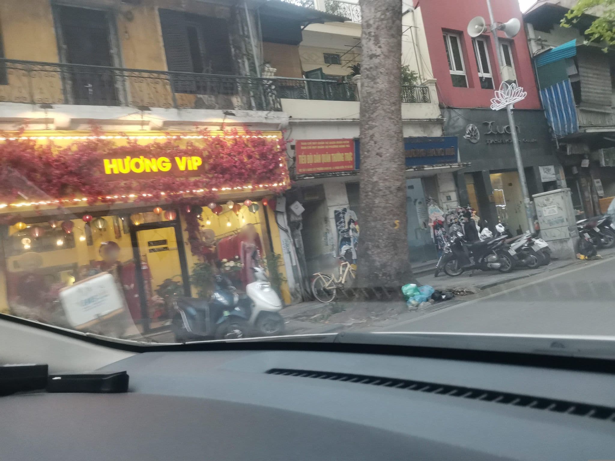 Street view near Mon Regency Hotel, Hoàn Kiếm — © hn_left_2 (CC BY-SA · Mapillary)