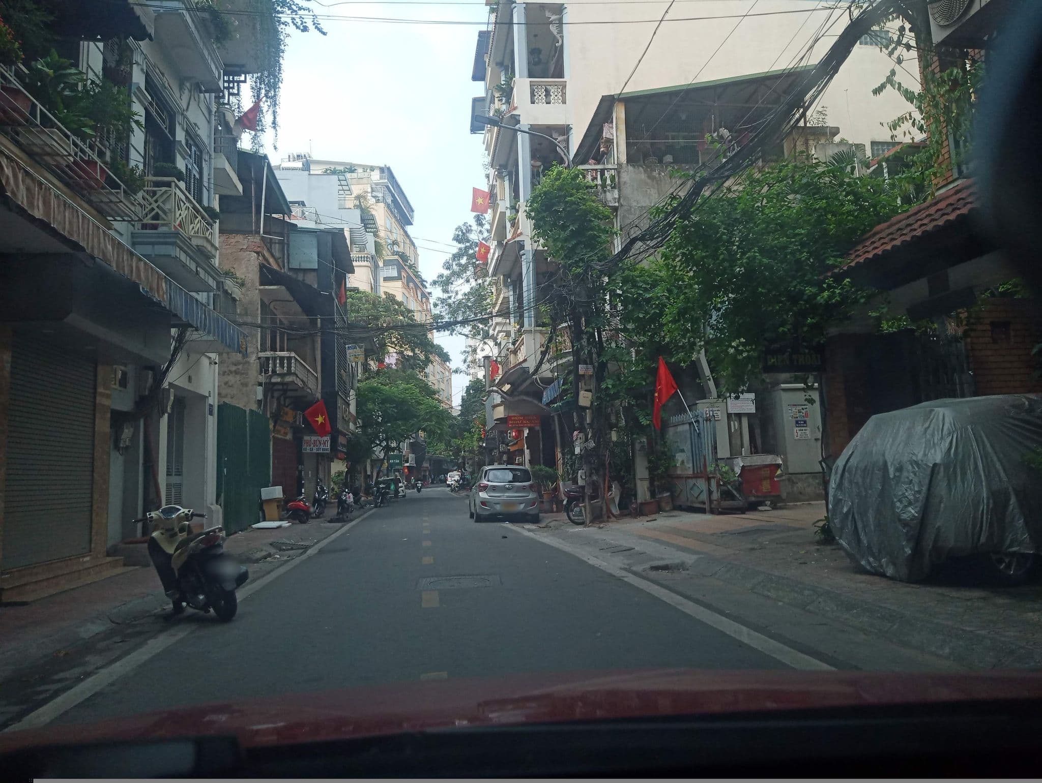 Street view near Camelia Hotel, Yên Phụ — © hn_front_1 (CC BY-SA · Mapillary)