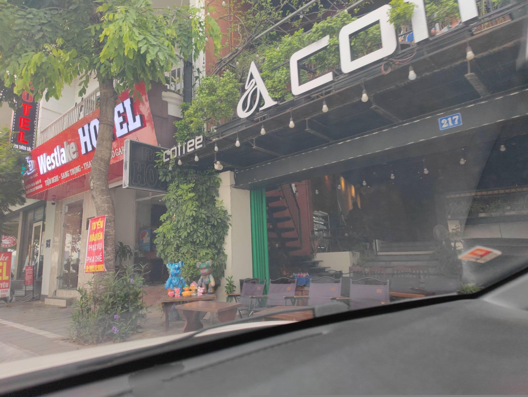 Street view near Khách sạn Hồ Tây (West Lake Hotel), Nghĩa Đô — © hn_right_2 (CC BY-SA · Mapillary)