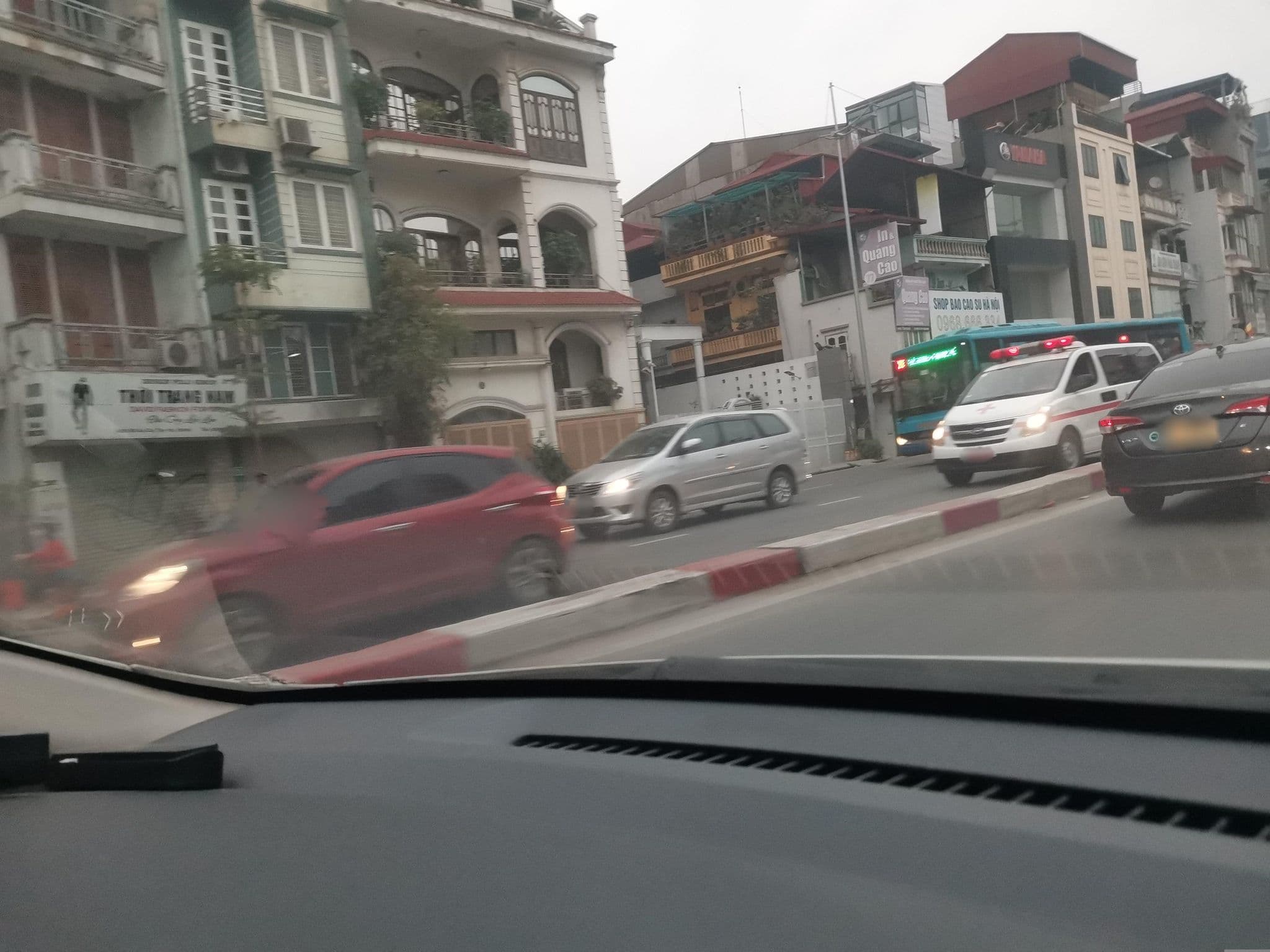 Street view near Dream Backpackers Hostel, Tây Hồ — © hn_left_2 (CC BY-SA · Mapillary)