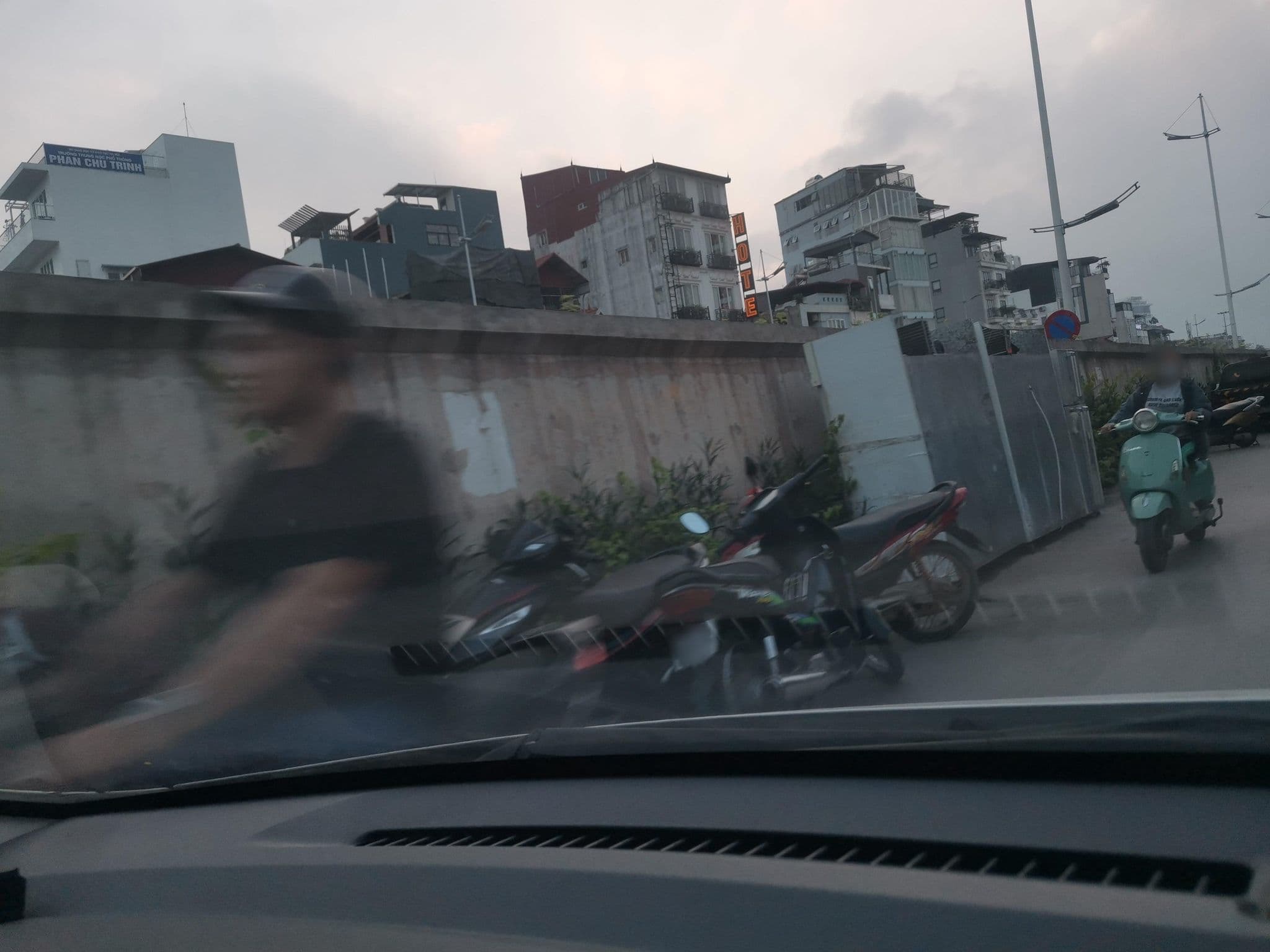 Street view near Green Lotus Hotel, Tây Hồ — © hn_left_2 (CC BY-SA · Mapillary)