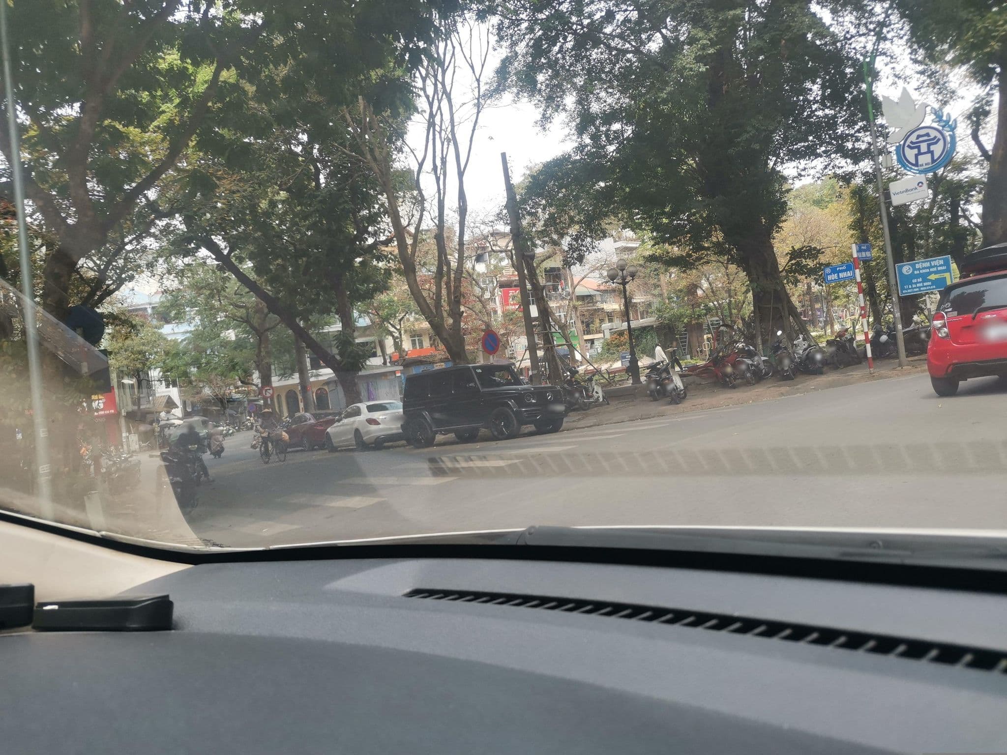 Street view near Demantoid Hotel, Hoàn Kiếm — © hn_left_2 (CC BY-SA · Mapillary)