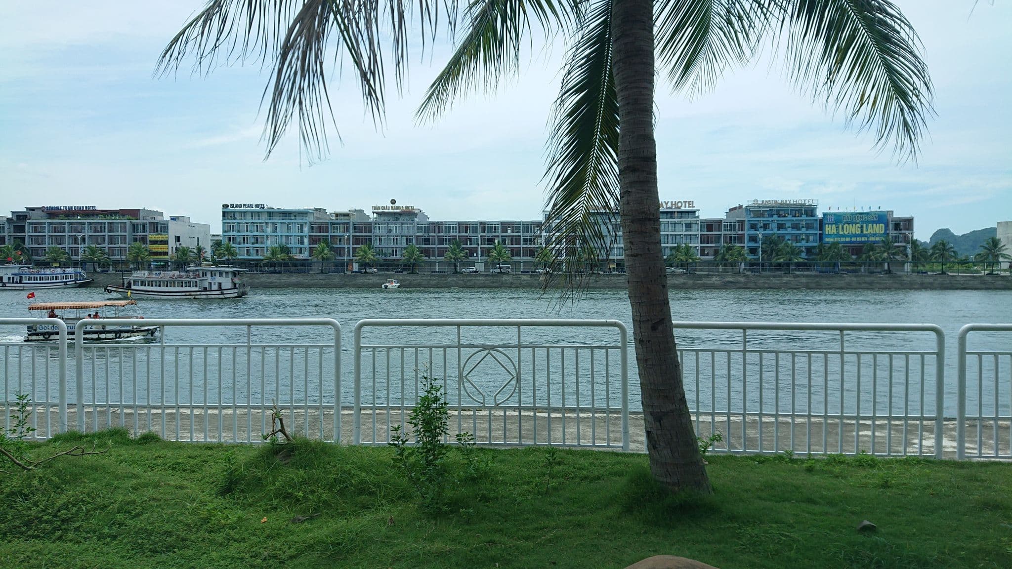 Street view near Thien Duong Motel, Hạ Long — © alllenwang (CC BY-SA · Mapillary)