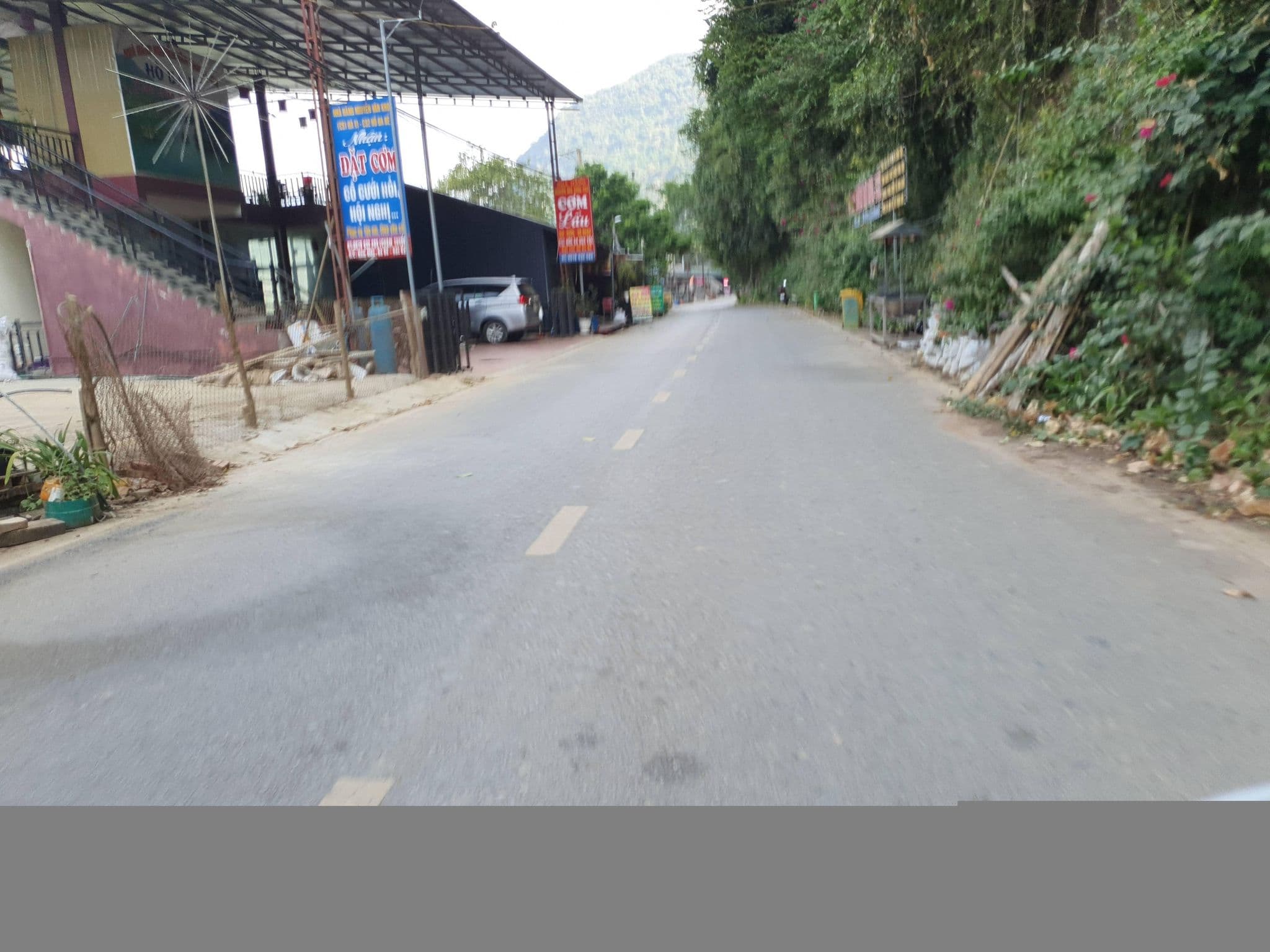 Street view near Nhà Nghỉ Hồng Sơn, Chợ Rã — © russmcd (CC BY-SA · Mapillary)