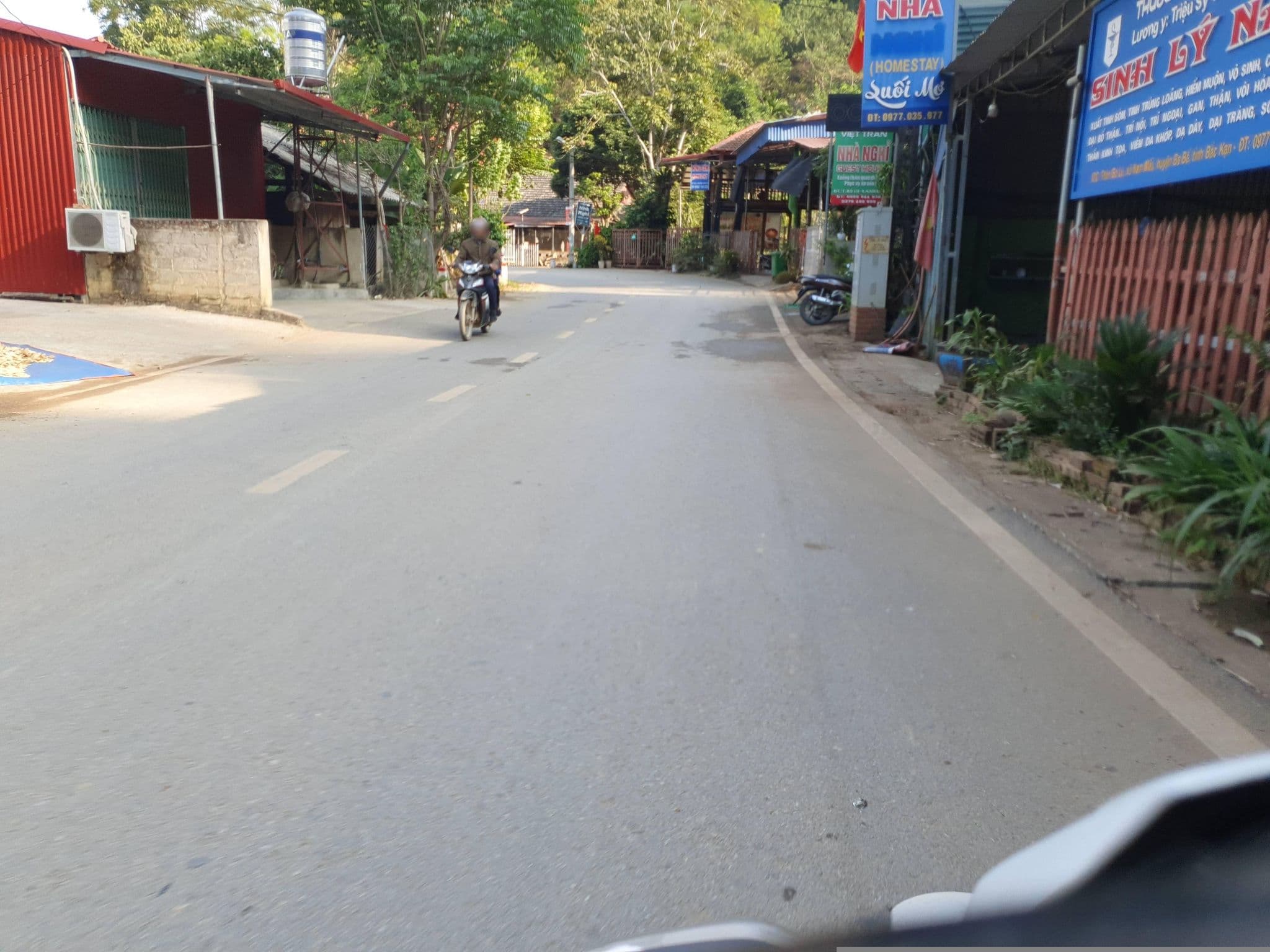 Street view near Nhà nghỉ Suối Mơ Hồ Ba Bể, Chợ Rã — © russmcd (CC BY-SA · Mapillary)