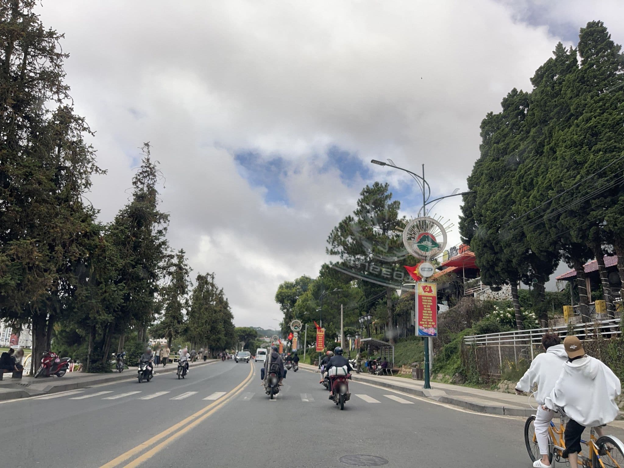 Street view near Trạm Khách T18, Ðà Lạt — © DriveWithHoang (CC BY-SA · Mapillary)