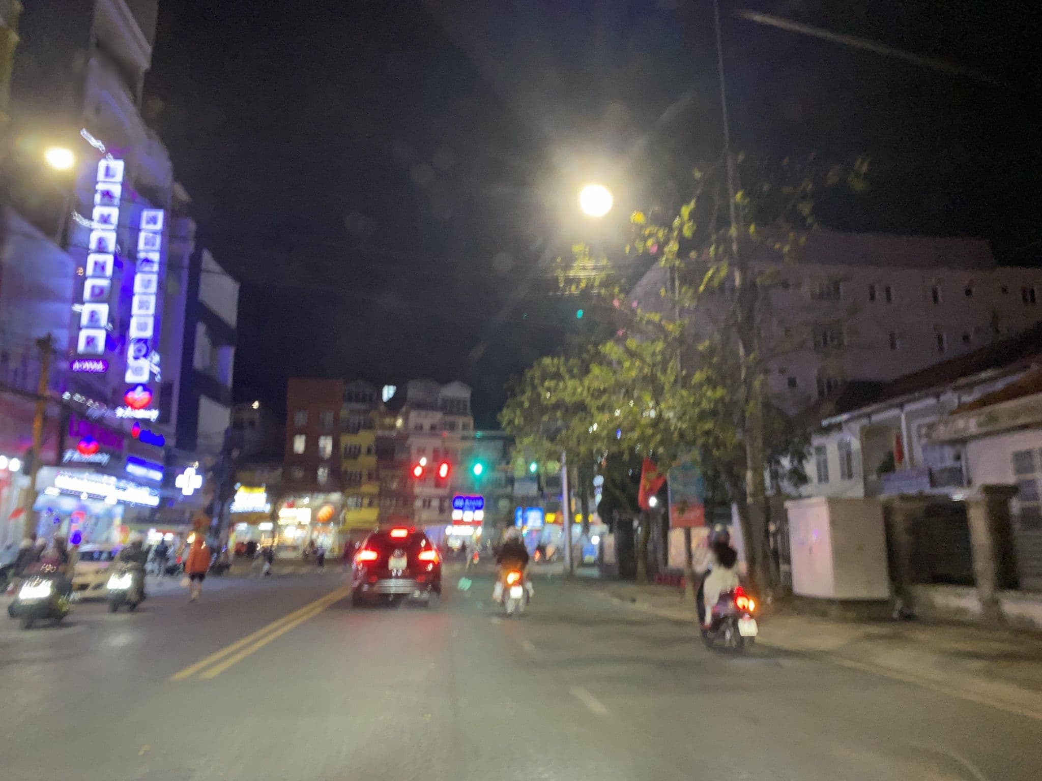 Street view near Minh Duc Hotel, Ðà Lạt — © DriveWithHoang (CC BY-SA · Mapillary)