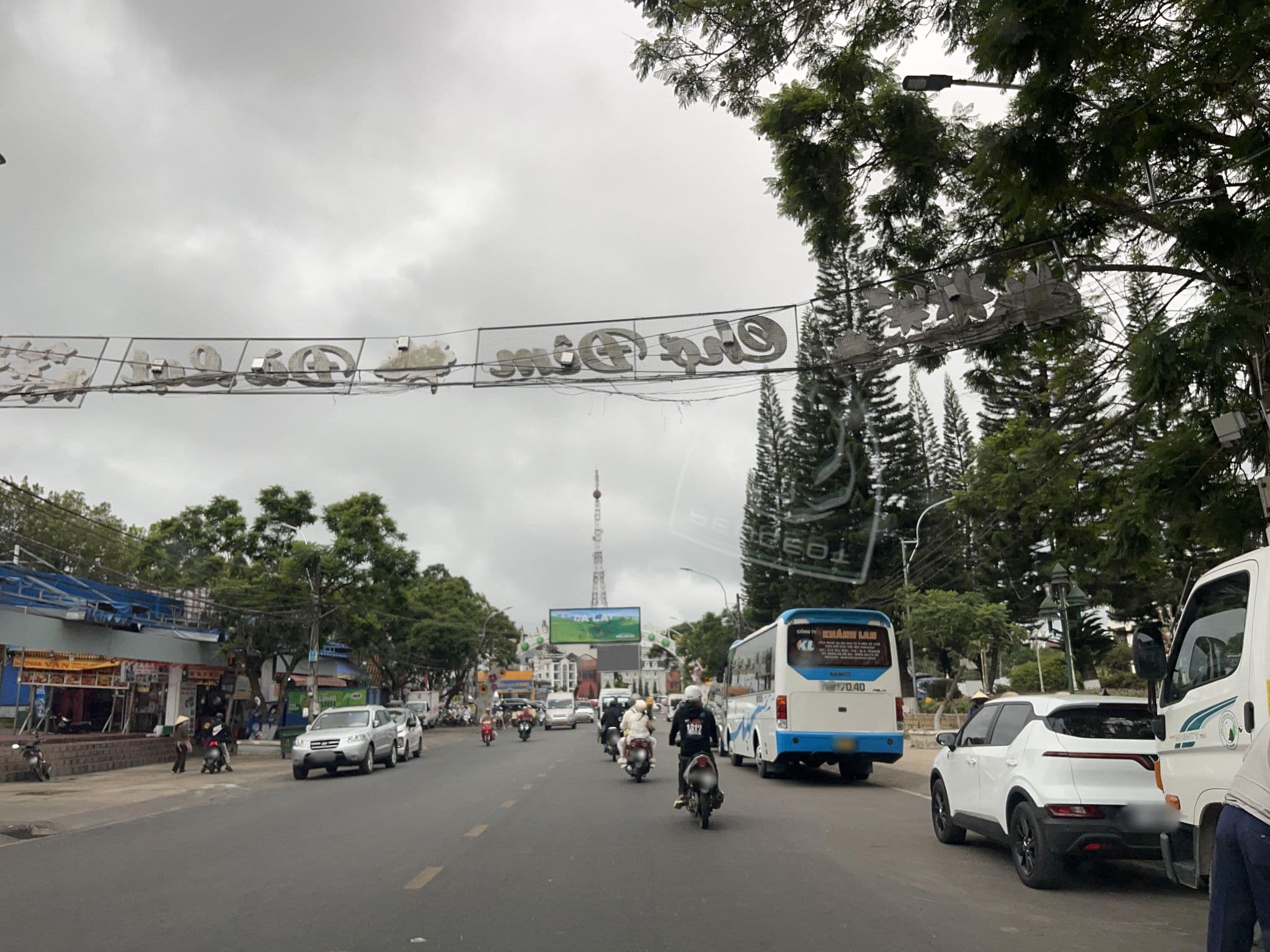 Street view near Gold Night Hotel, Ðà Lạt — © DriveWithHoang (CC BY-SA · Mapillary)