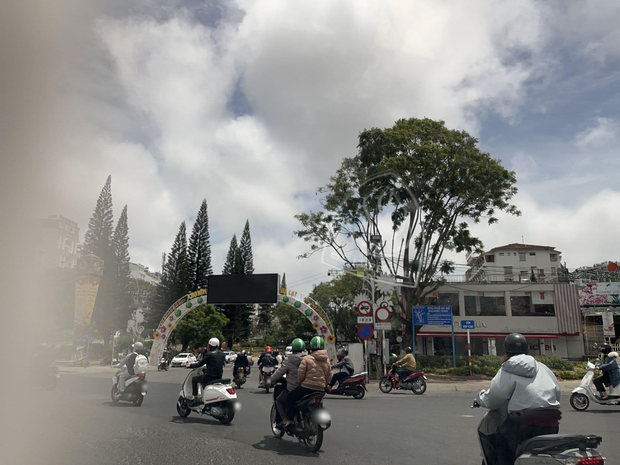 Street view near Thanh Loan, Ðà Lạt — © DriveWithHoang (CC BY-SA · Mapillary)