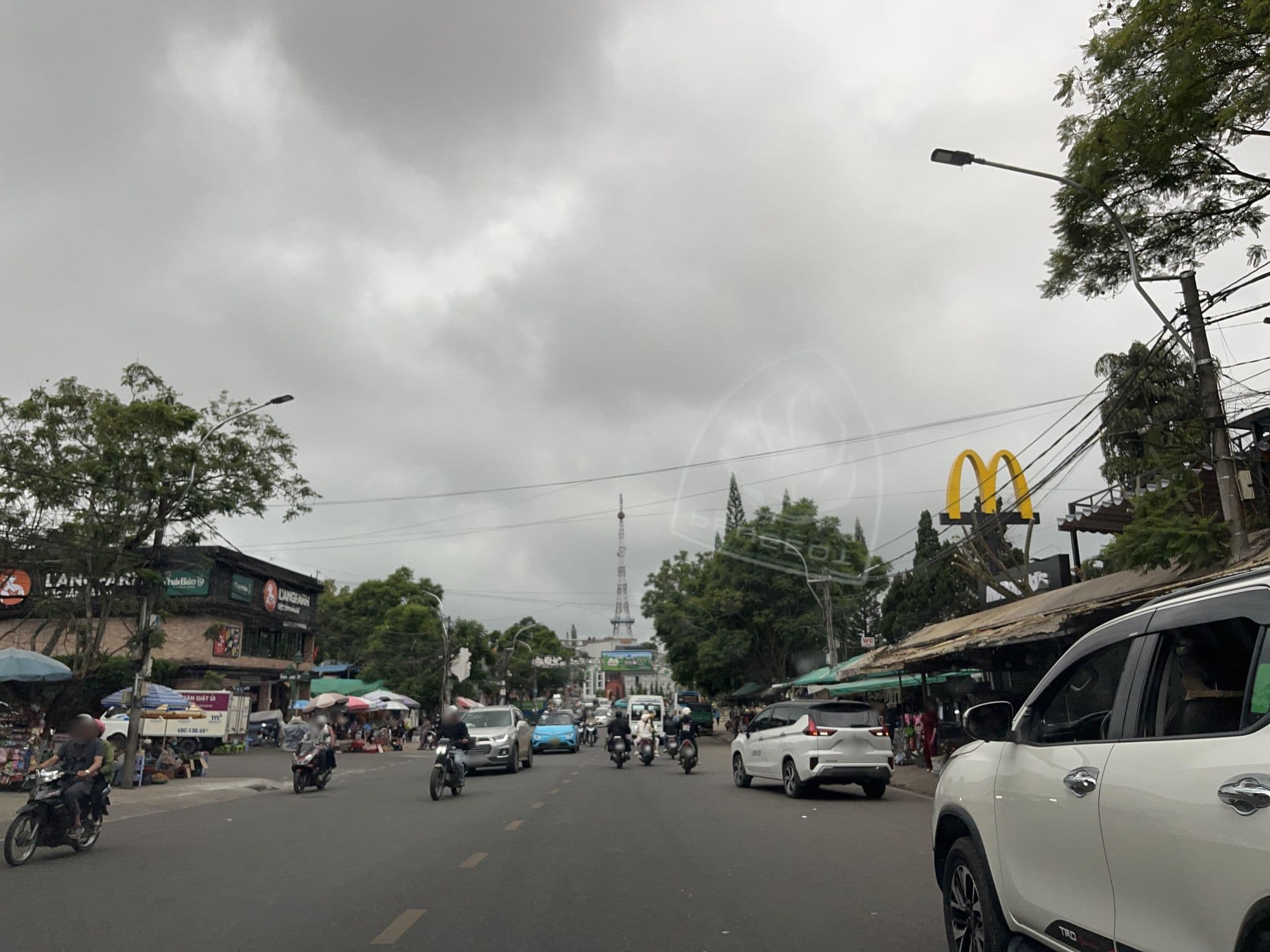 Street view near Khách Sạn Hải Sơn, Ðà Lạt — © DriveWithHoang (CC BY-SA · Mapillary)