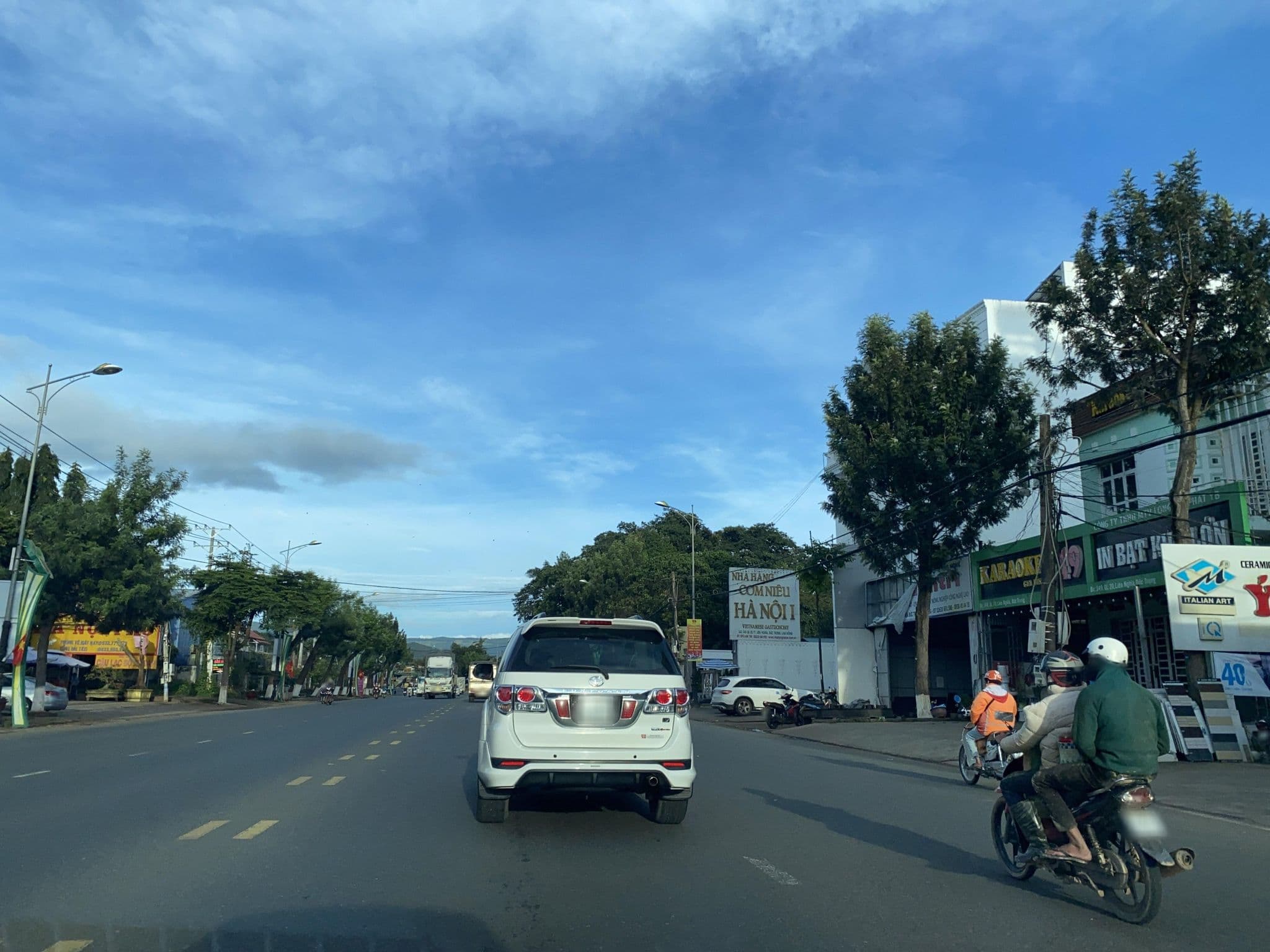 Street view near River Hotel, Đưc Trọng — © DriveWithHoang (CC BY-SA · Mapillary)