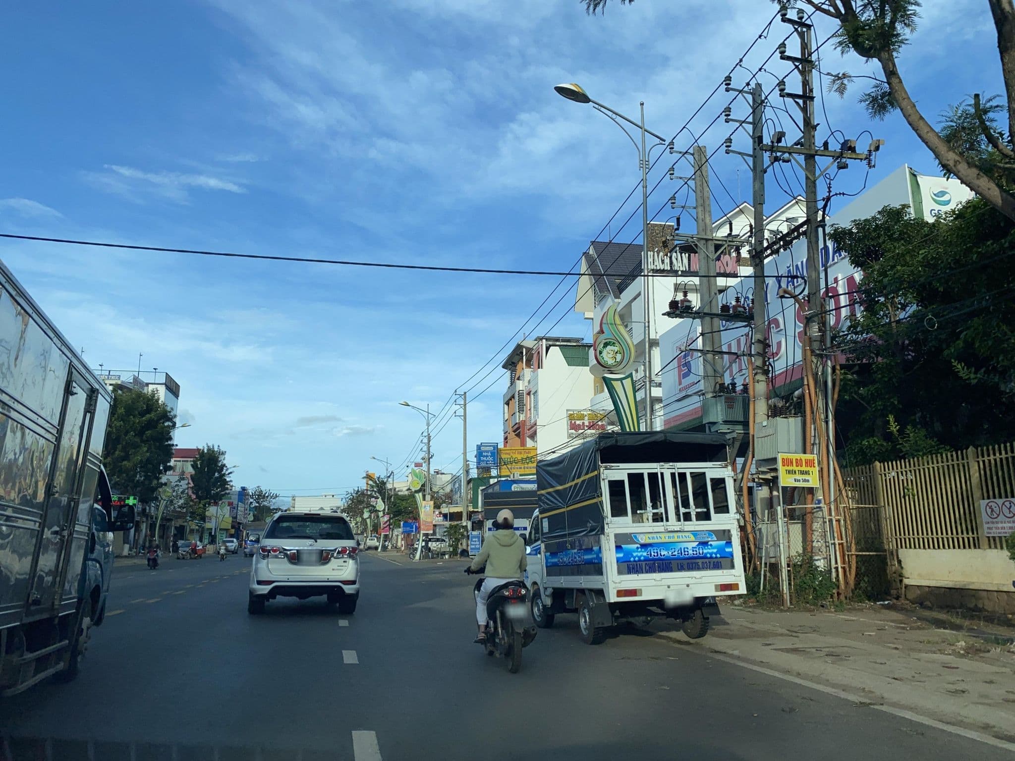 Street view near Mai Hoa Hotel, Đưc Trọng — © DriveWithHoang (CC BY-SA · Mapillary)