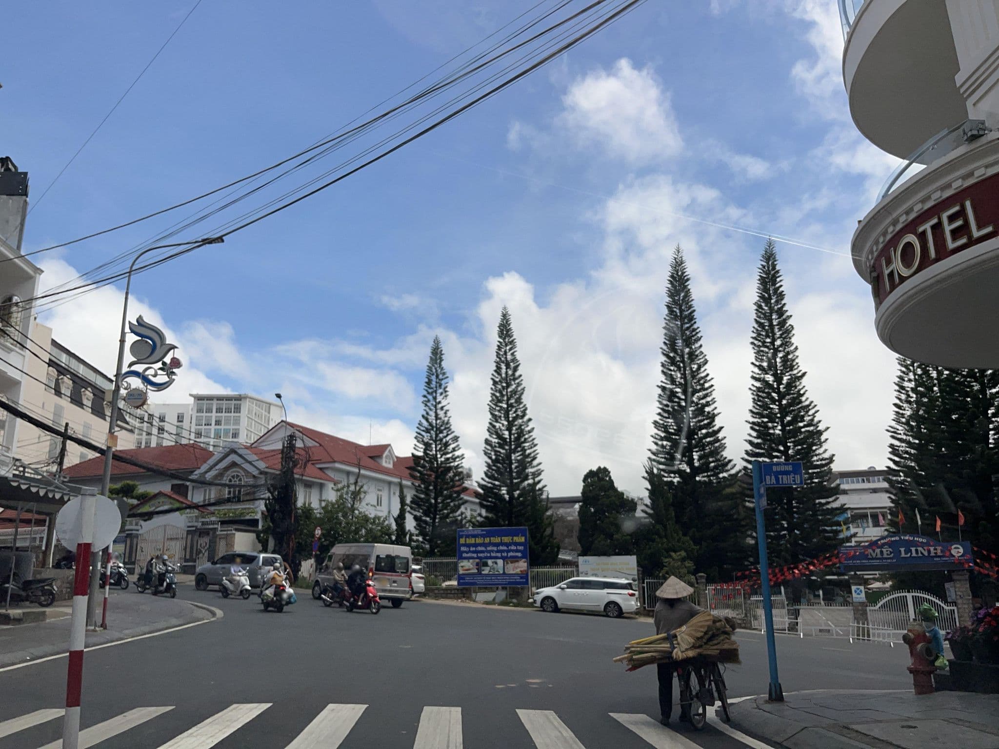 Street view near Khach san da lat - Datphongdalat.vn, Ðà Lạt — © DriveWithHoang (CC BY-SA · Mapillary)