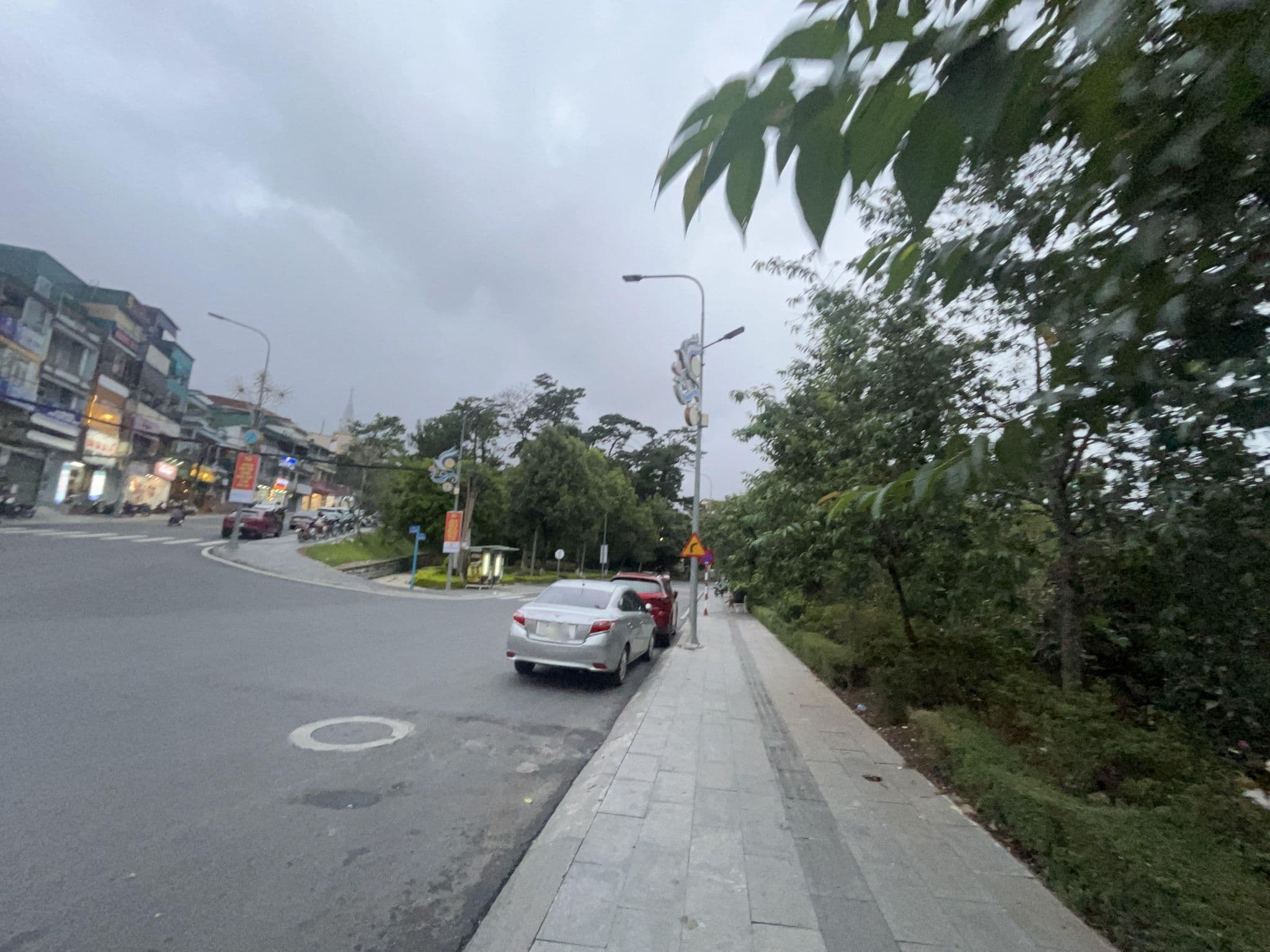 Street view near Park Hotel Dalat, Ðà Lạt — © ruslan_fat (CC BY-SA · Mapillary)