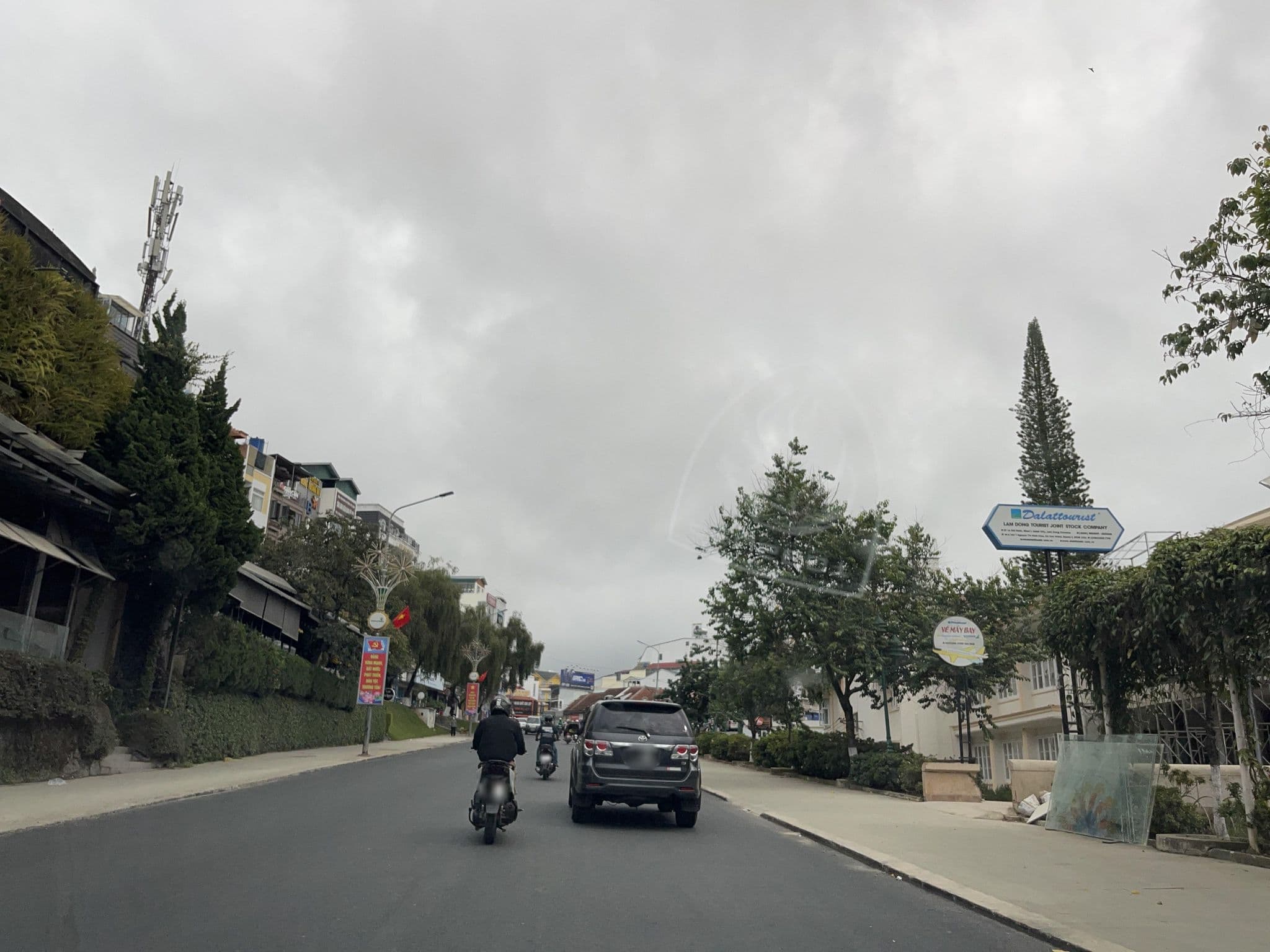 Street view near Long Vuong Hotel, Ðà Lạt — © DriveWithHoang (CC BY-SA · Mapillary)