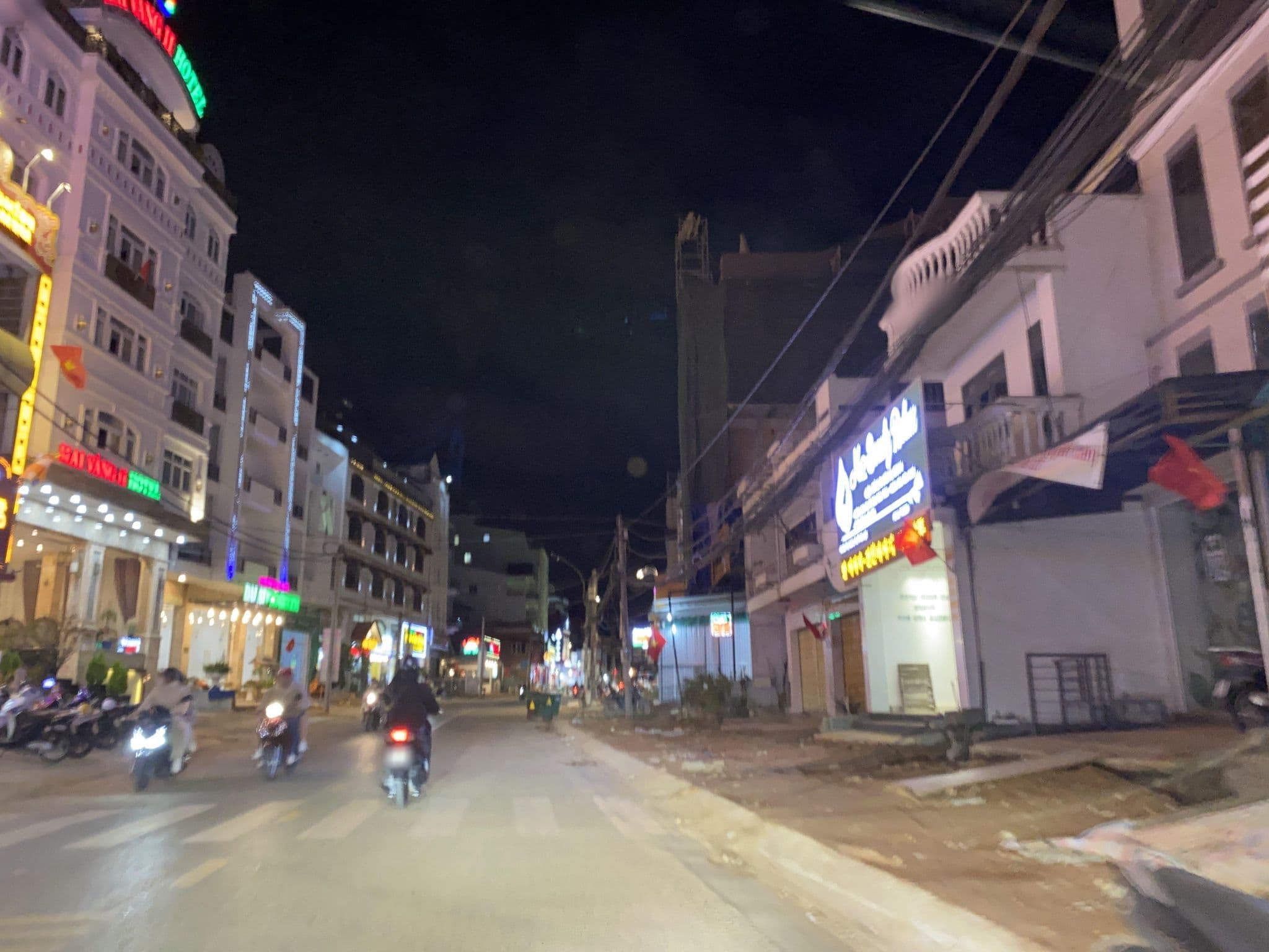 Street view near Phương Huy 1 Hotel, Ðà Lạt — © DriveWithHoang (CC BY-SA · Mapillary)