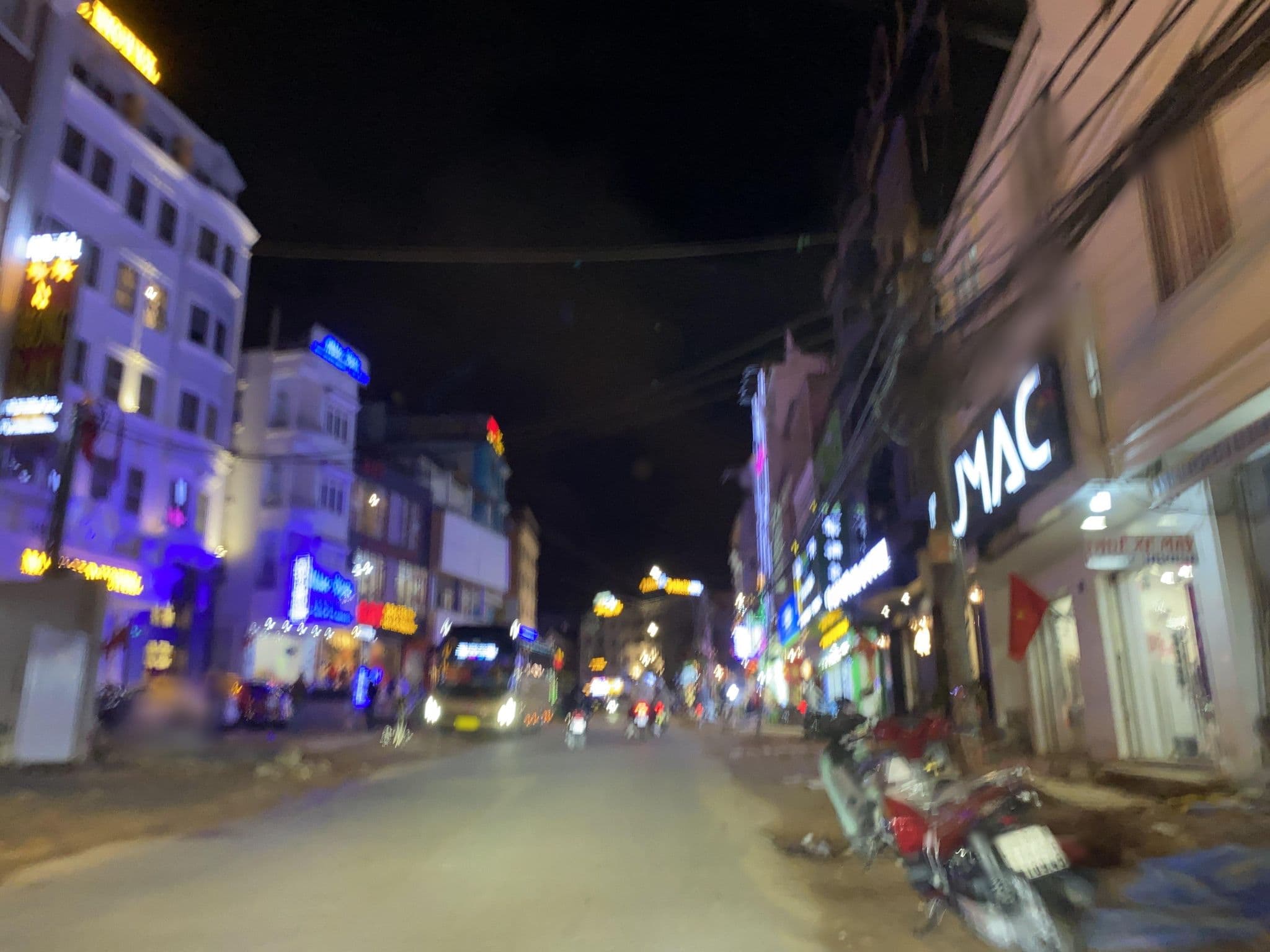 Street view near Hong Lan Hotel, Ðà Lạt — © DriveWithHoang (CC BY-SA · Mapillary)