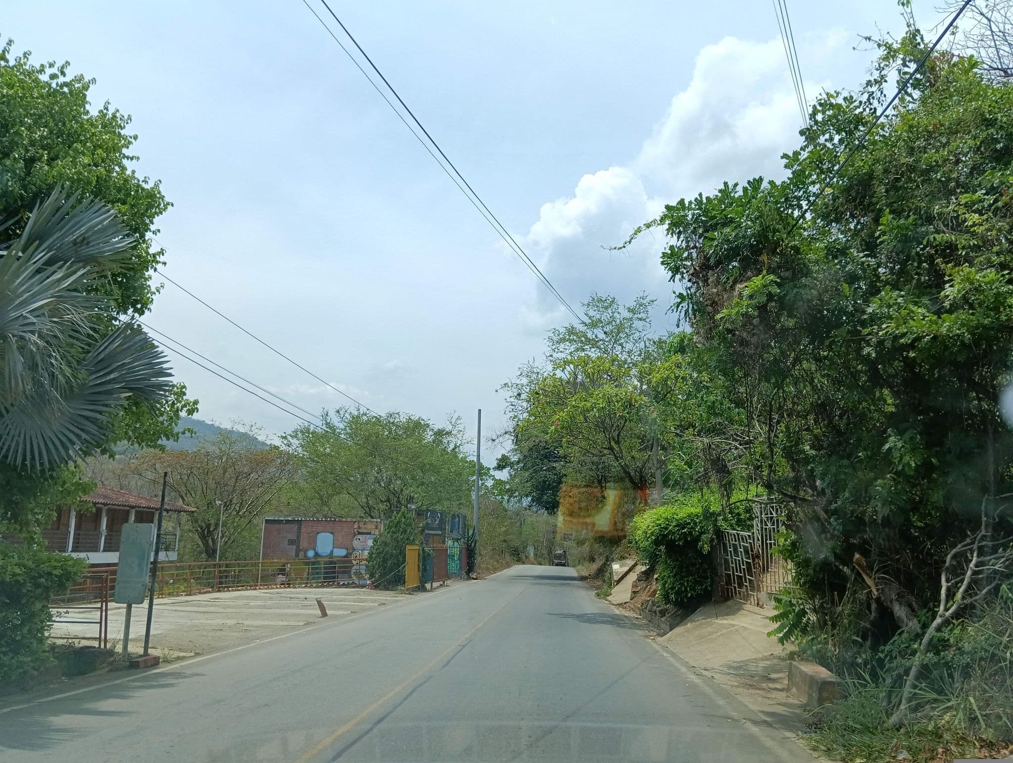 Street view near Hotel Campestre Cacique Yarigui, San Gil — © leogiga (CC BY-SA · Mapillary)