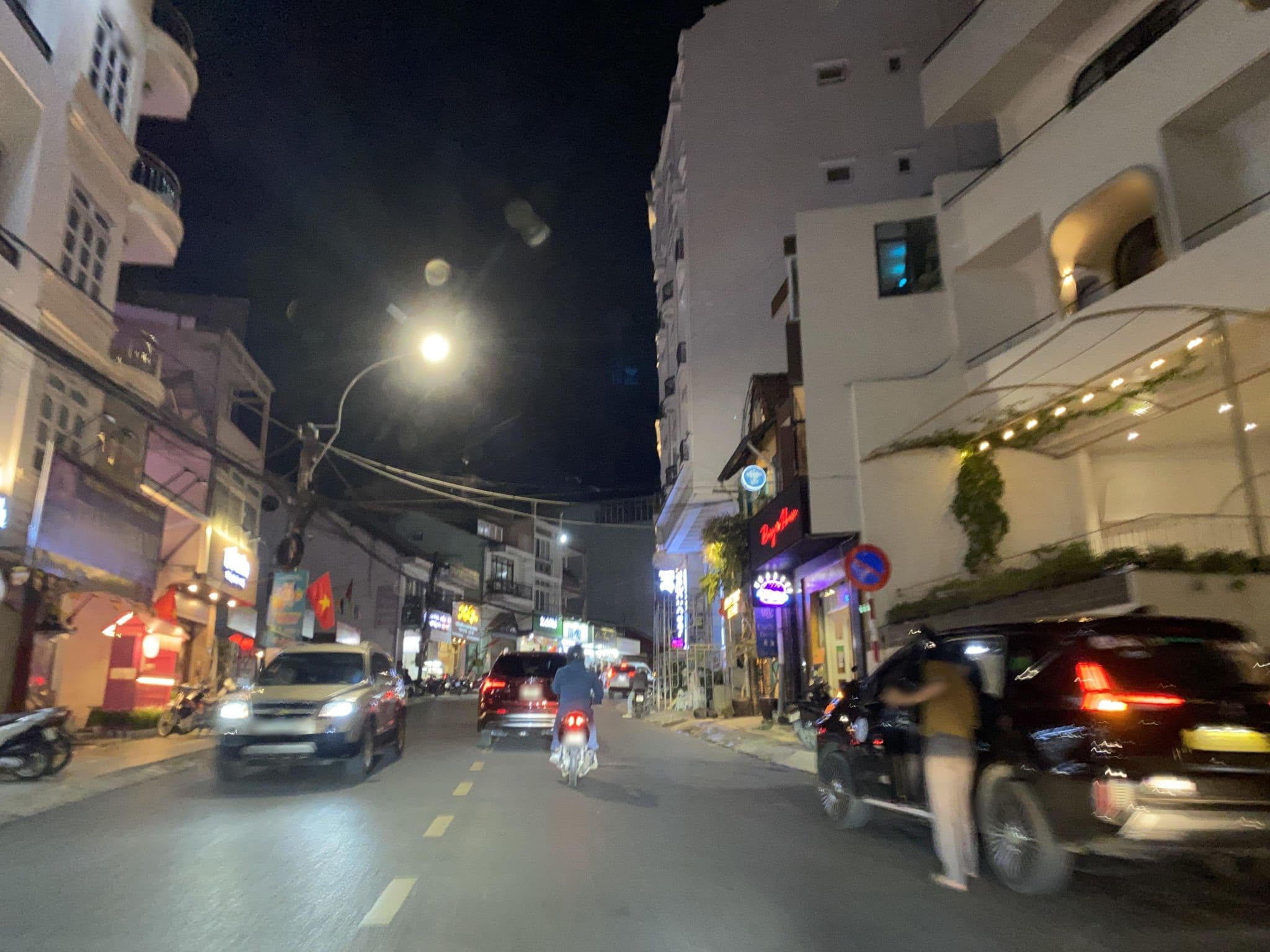 Street view near Hana hotel, Ðà Lạt — © DriveWithHoang (CC BY-SA · Mapillary)