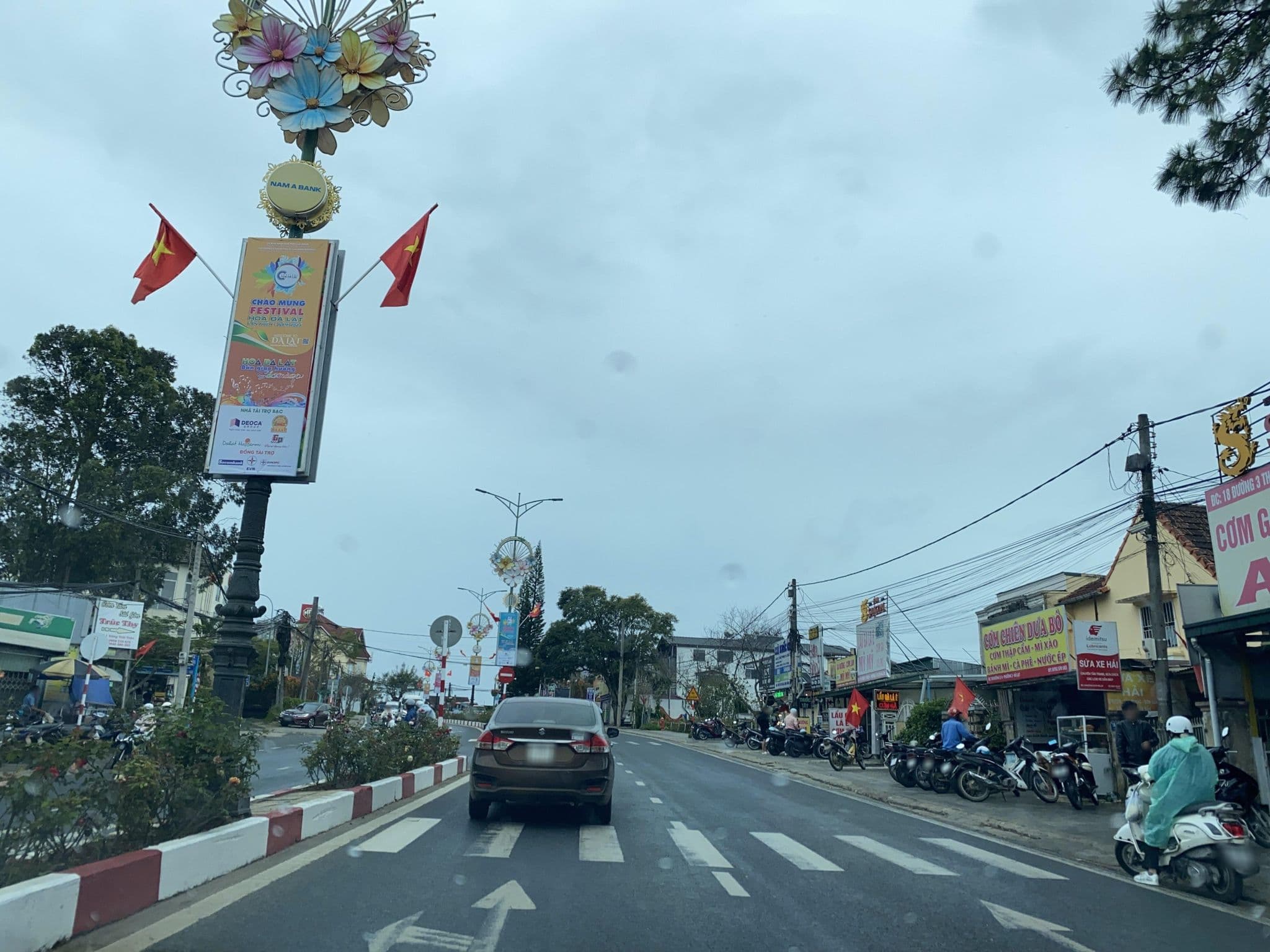 Street view near The Luxe Hotel, Ðà Lạt — © DriveWithHoang (CC BY-SA · Mapillary)