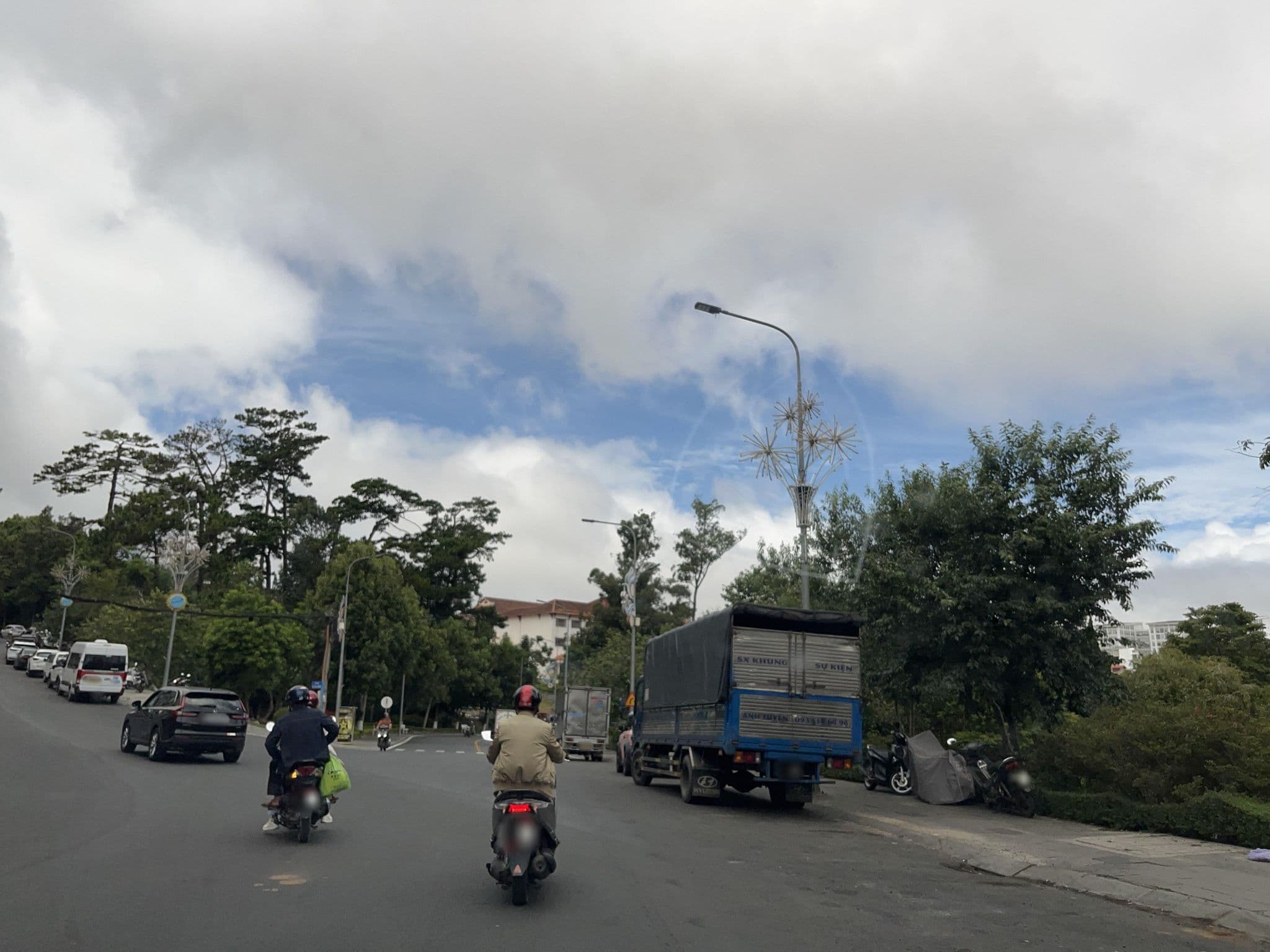 Street view near Lobby's Dalat Plaza, Ðà Lạt — © DriveWithHoang (CC BY-SA · Mapillary)