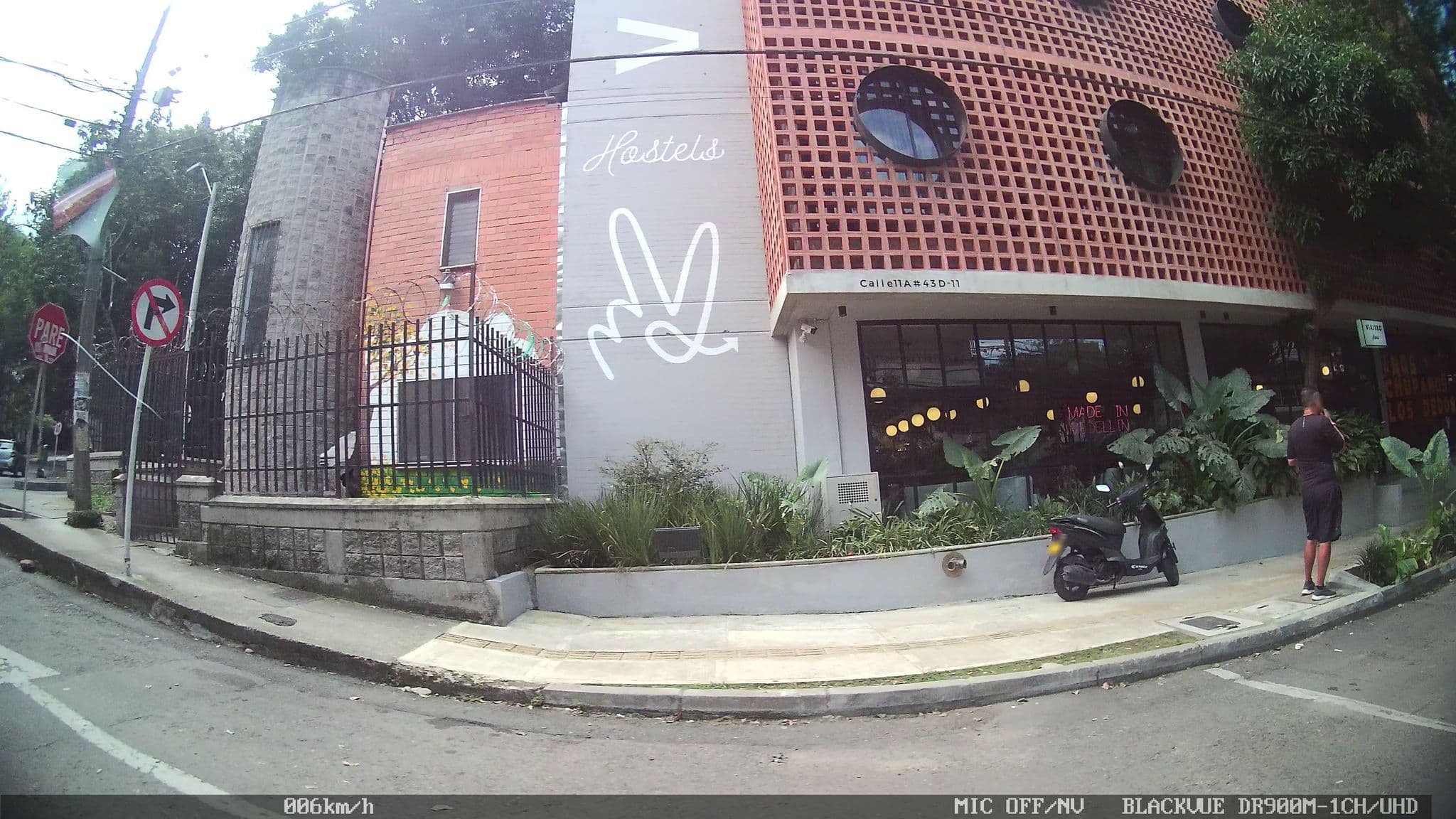 Street view near Viajero hostel, Medellín — © kaart_4 (CC BY-SA · Mapillary)