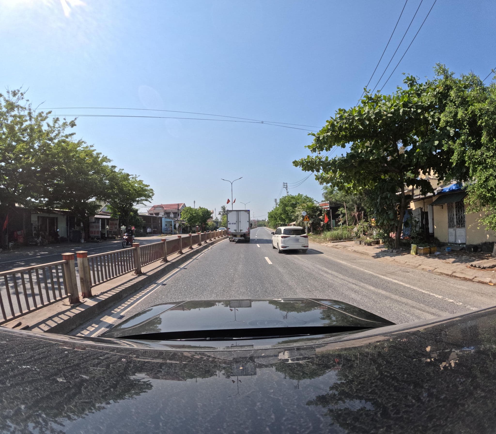 Street view near OYO 1002 Champa Lang Co Hotel, Lăng Cô — © hrfhdsyu7w (CC BY-SA · Mapillary)