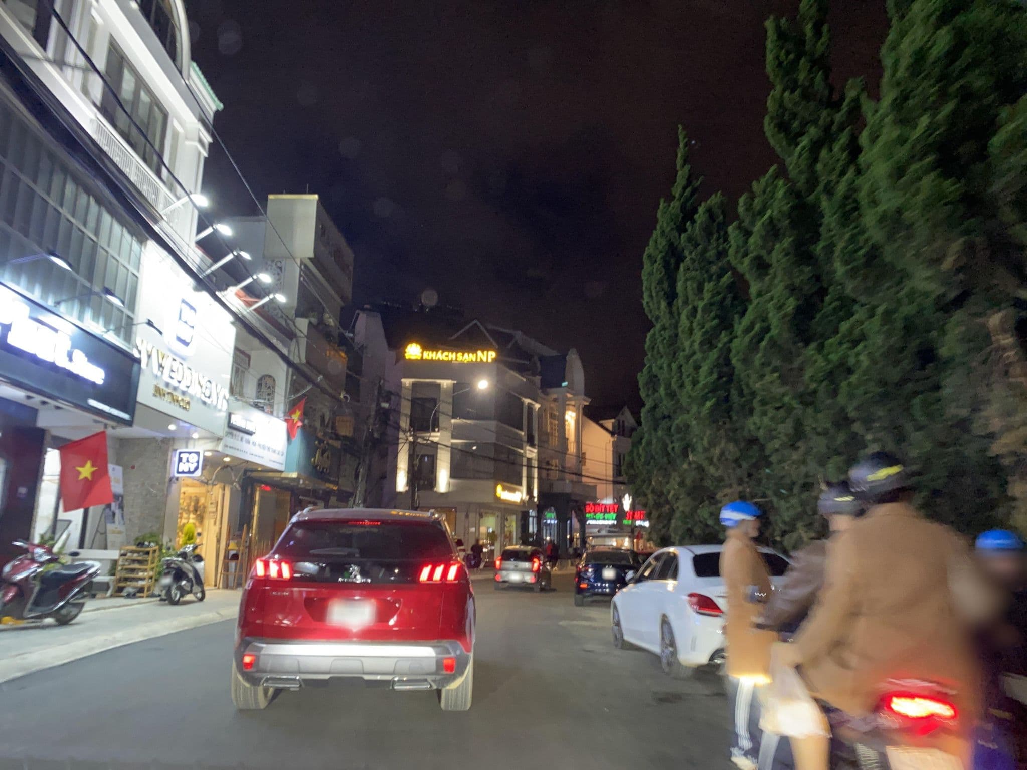 Street view near A Dong Hotel, Ðà Lạt — © DriveWithHoang (CC BY-SA · Mapillary)