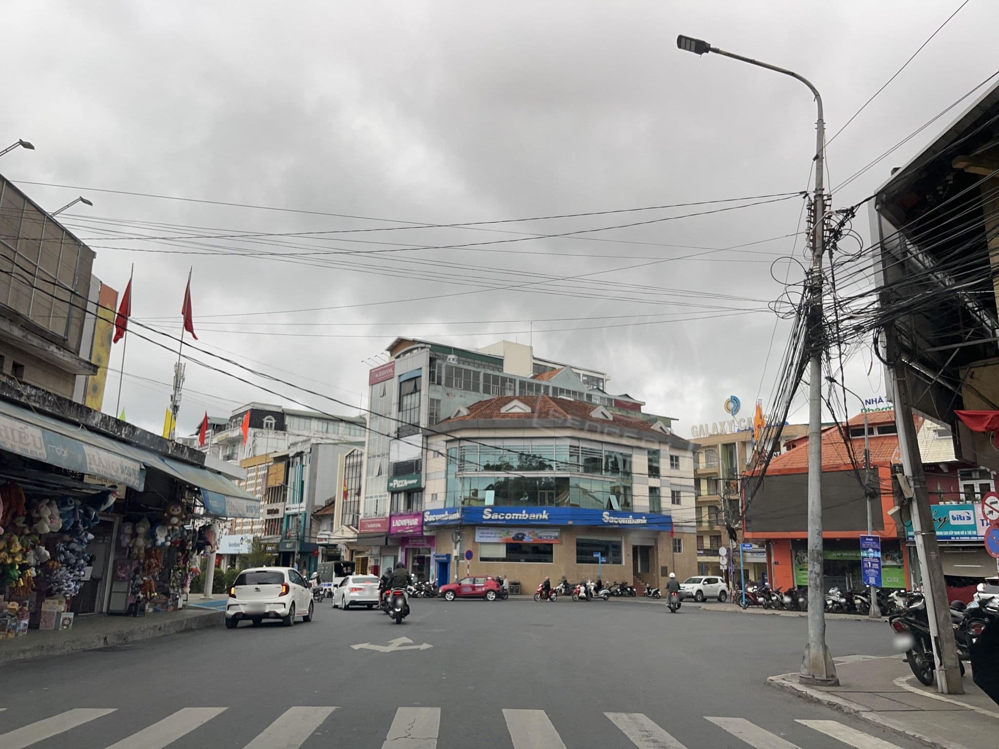 Street view near kim oanh orchid hotel, Ðà Lạt — © DriveWithHoang (CC BY-SA · Mapillary)