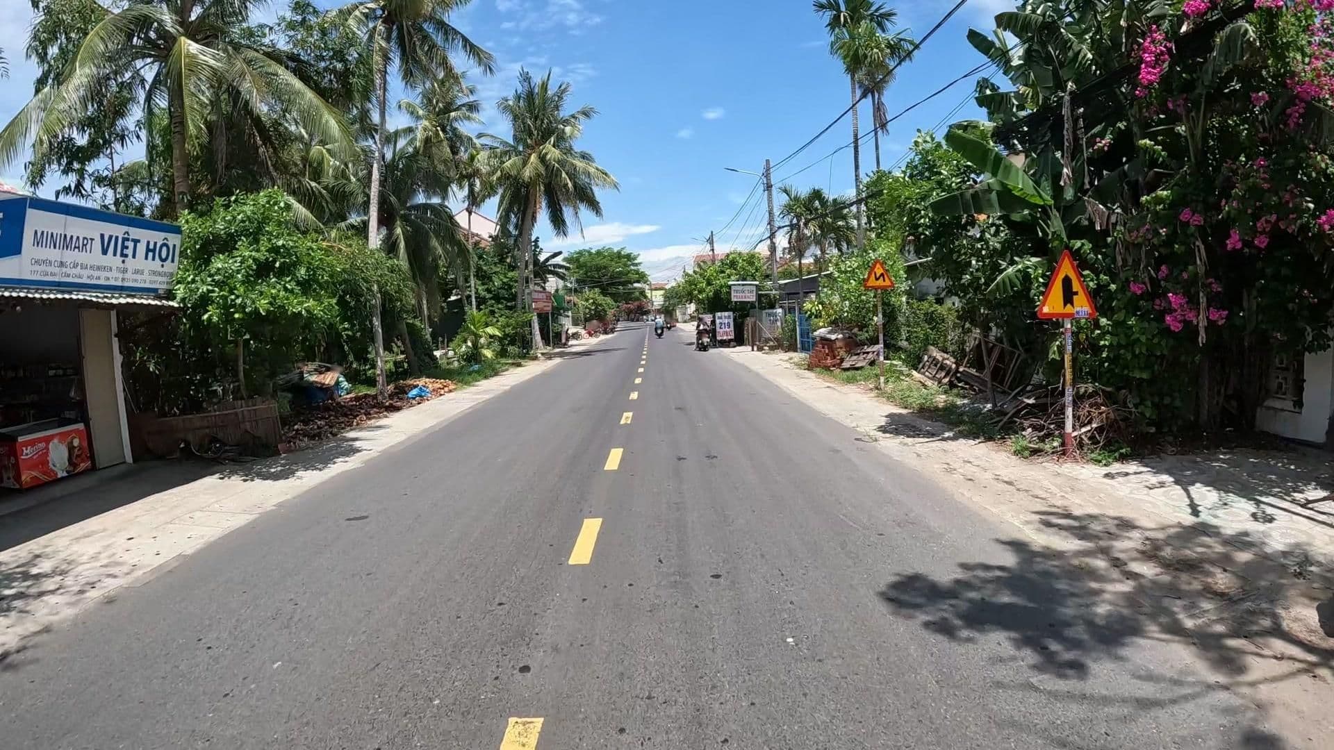 Street view near Villa De Campagne Hoi An, Tra Que Vegetable Village — © lucomsky (CC BY-SA · Mapillary)