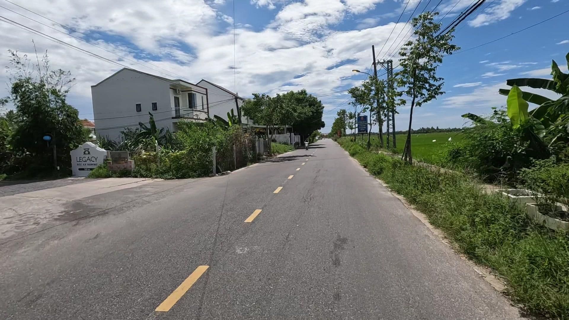 Street view near Hoi An Ancient House Village Resort and Spa, Hoi An — © lucomsky (CC BY-SA · Mapillary)