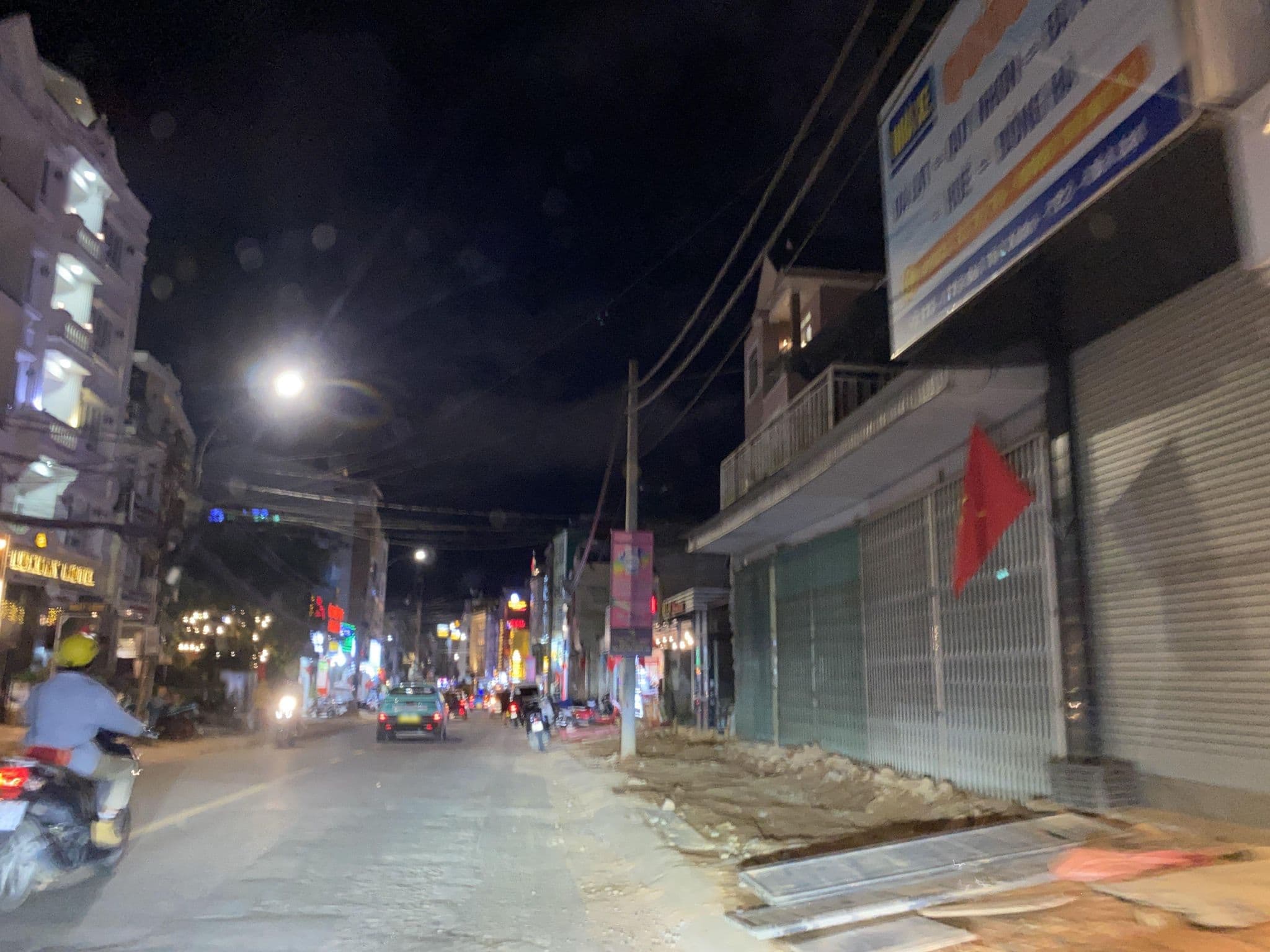 Street view near dalat luxury hotel, Ðà Lạt — © DriveWithHoang (CC BY-SA · Mapillary)