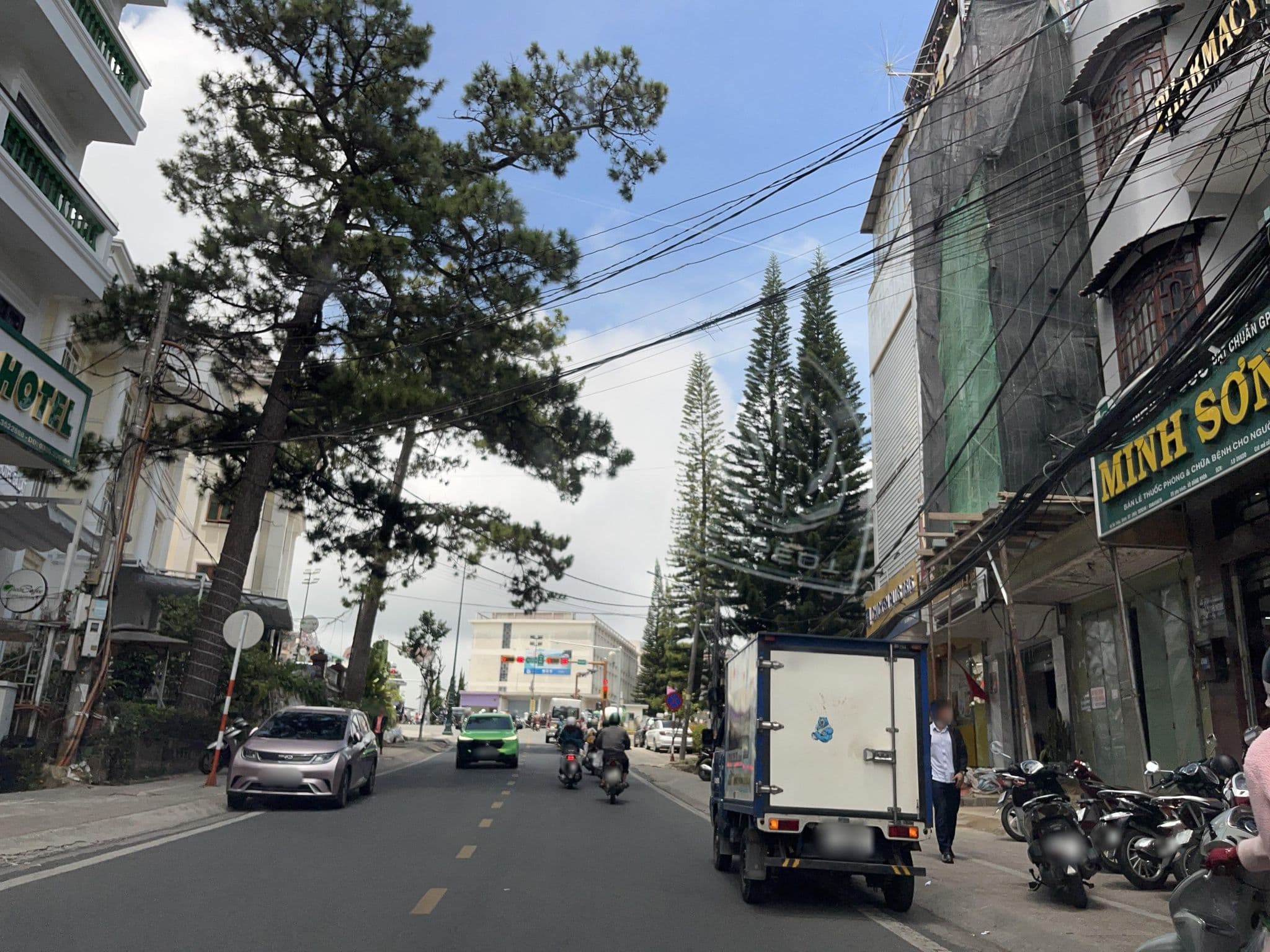 Street view near Rosa Hotel, Ðà Lạt — © DriveWithHoang (CC BY-SA · Mapillary)