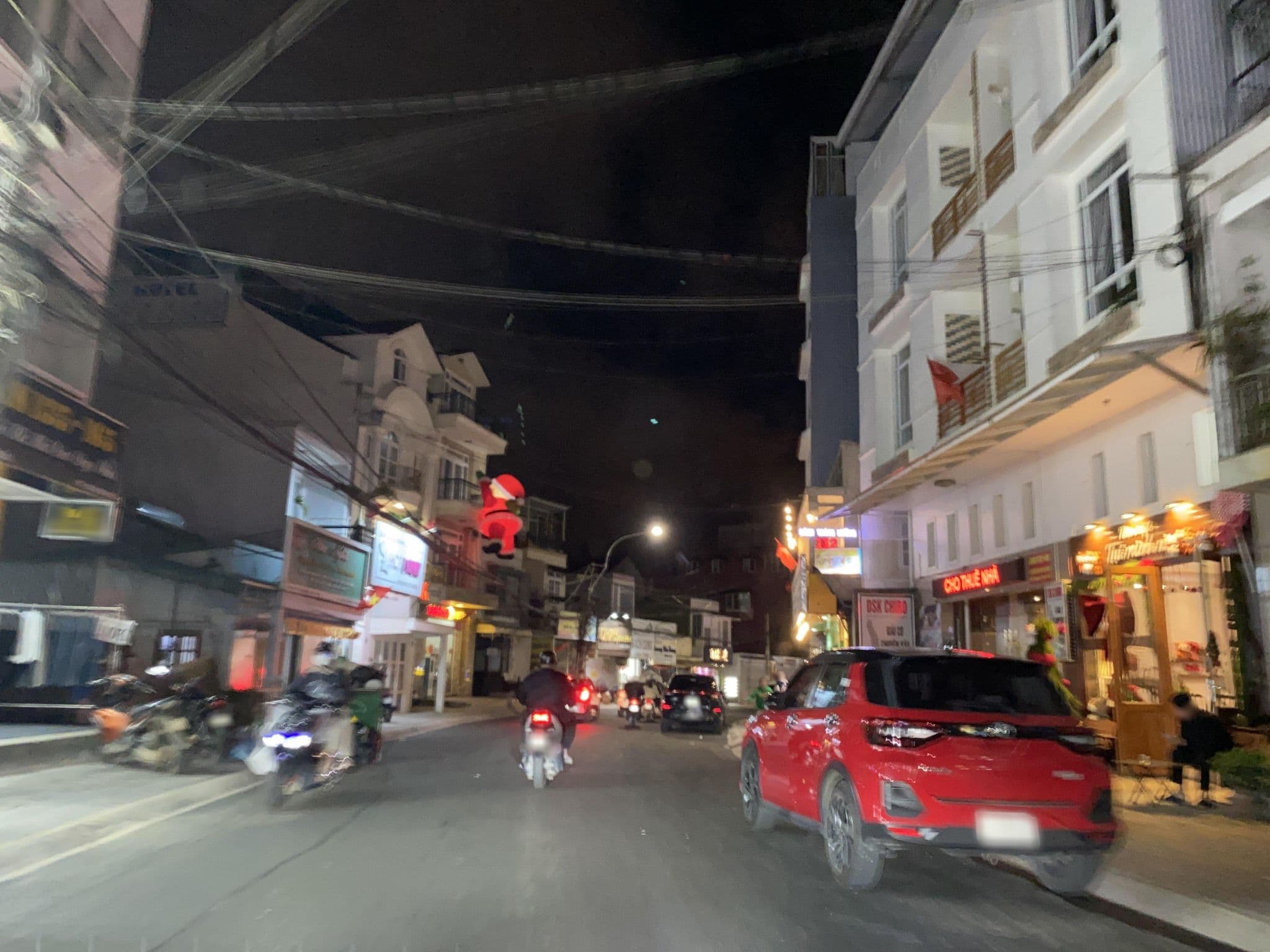 Street view near Dalat Sky Hostel, Ðà Lạt — © DriveWithHoang (CC BY-SA · Mapillary)