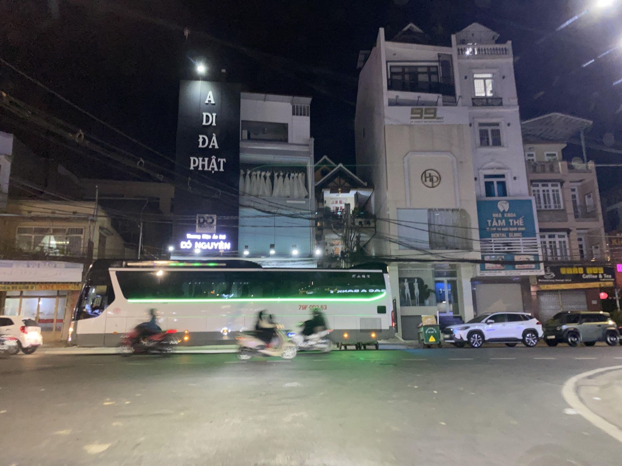 Street view near Lang biang hotel, Ðà Lạt — © DriveWithHoang (CC BY-SA · Mapillary)
