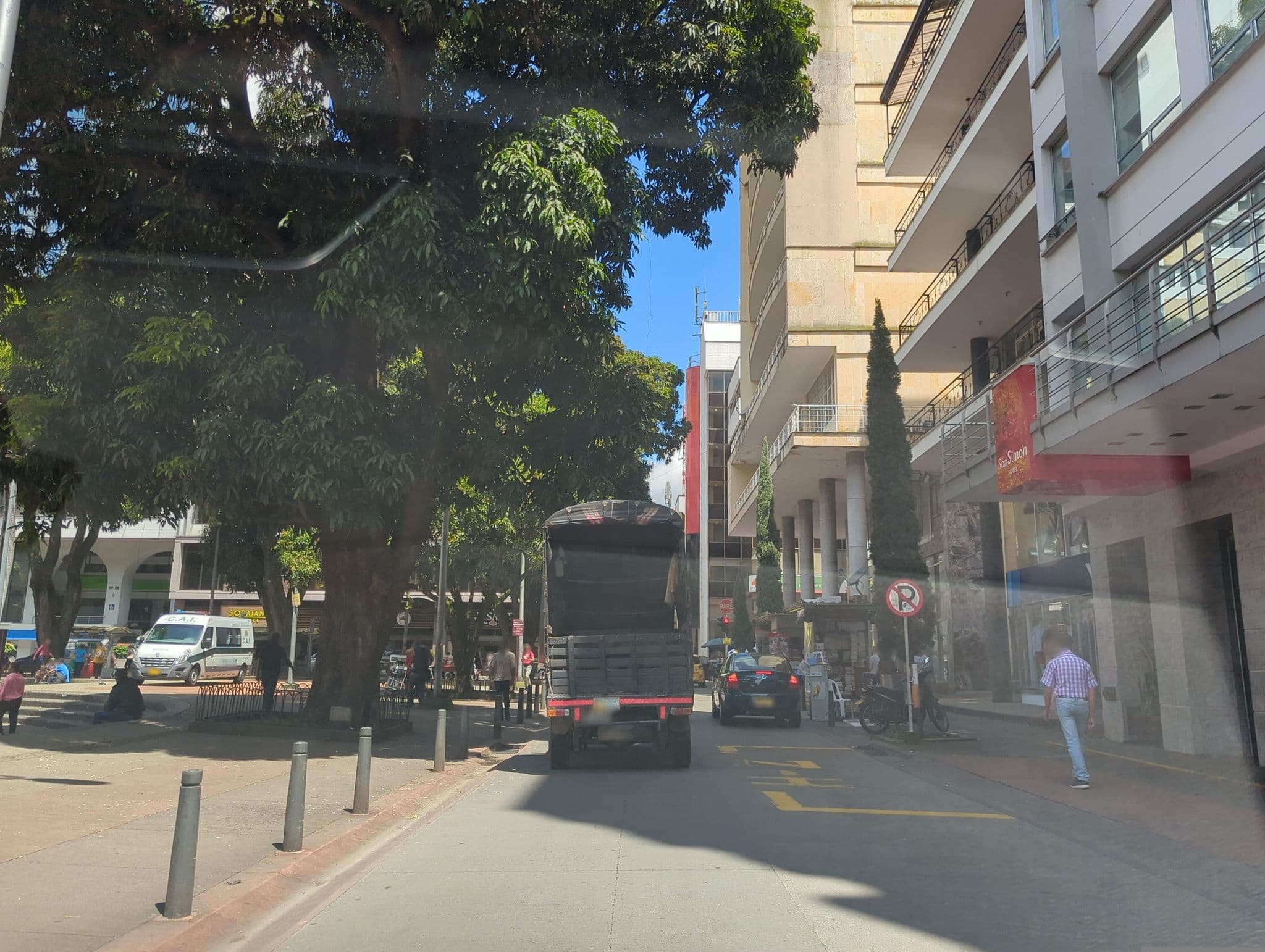 Street view near San Simón Hotel, Pereira — © maplarry (CC BY-SA · Mapillary)
