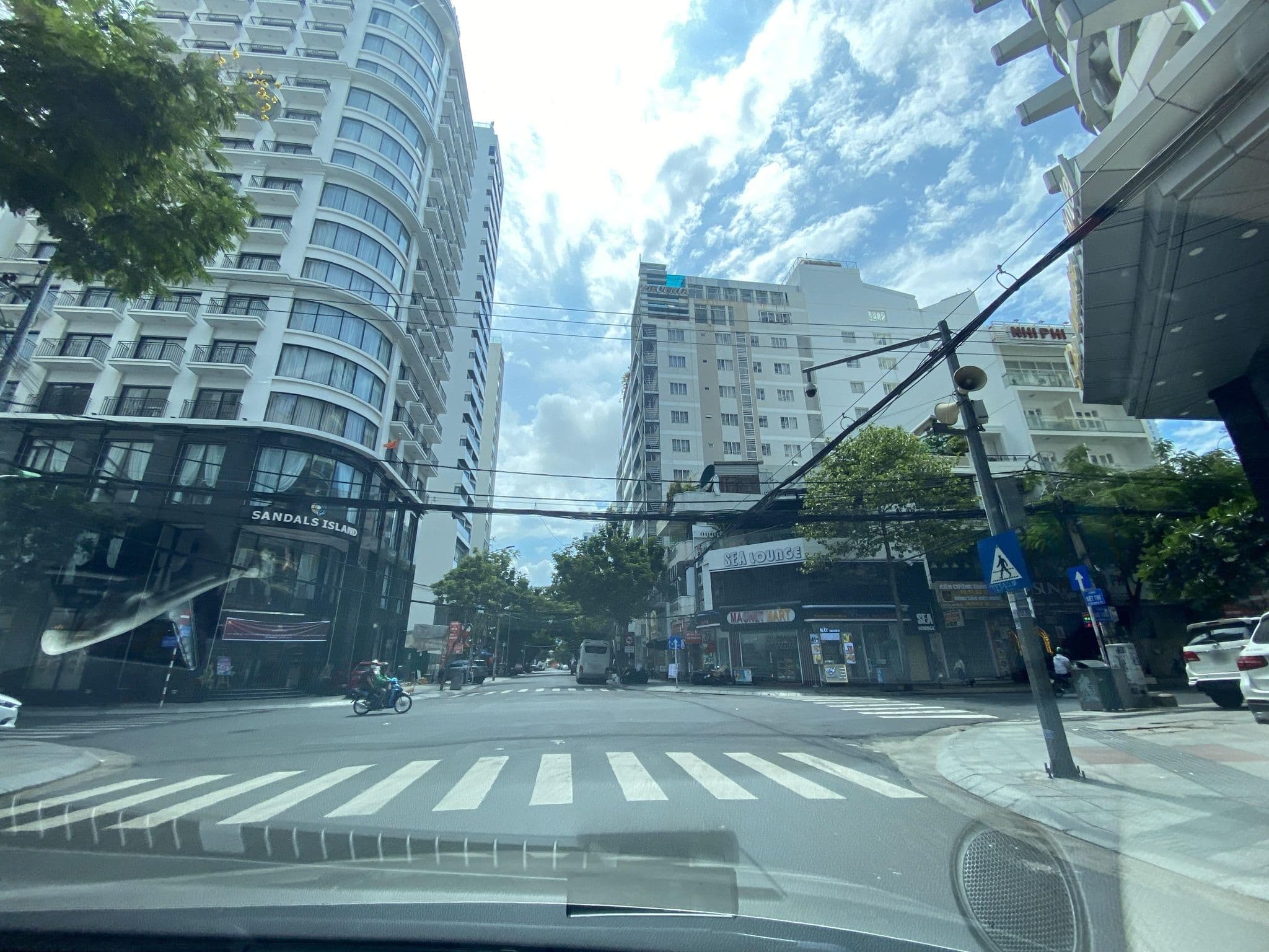 Street view near King town Vuong pho hotel, Nha Trang — © DriveWithHoang (CC BY-SA · Mapillary)