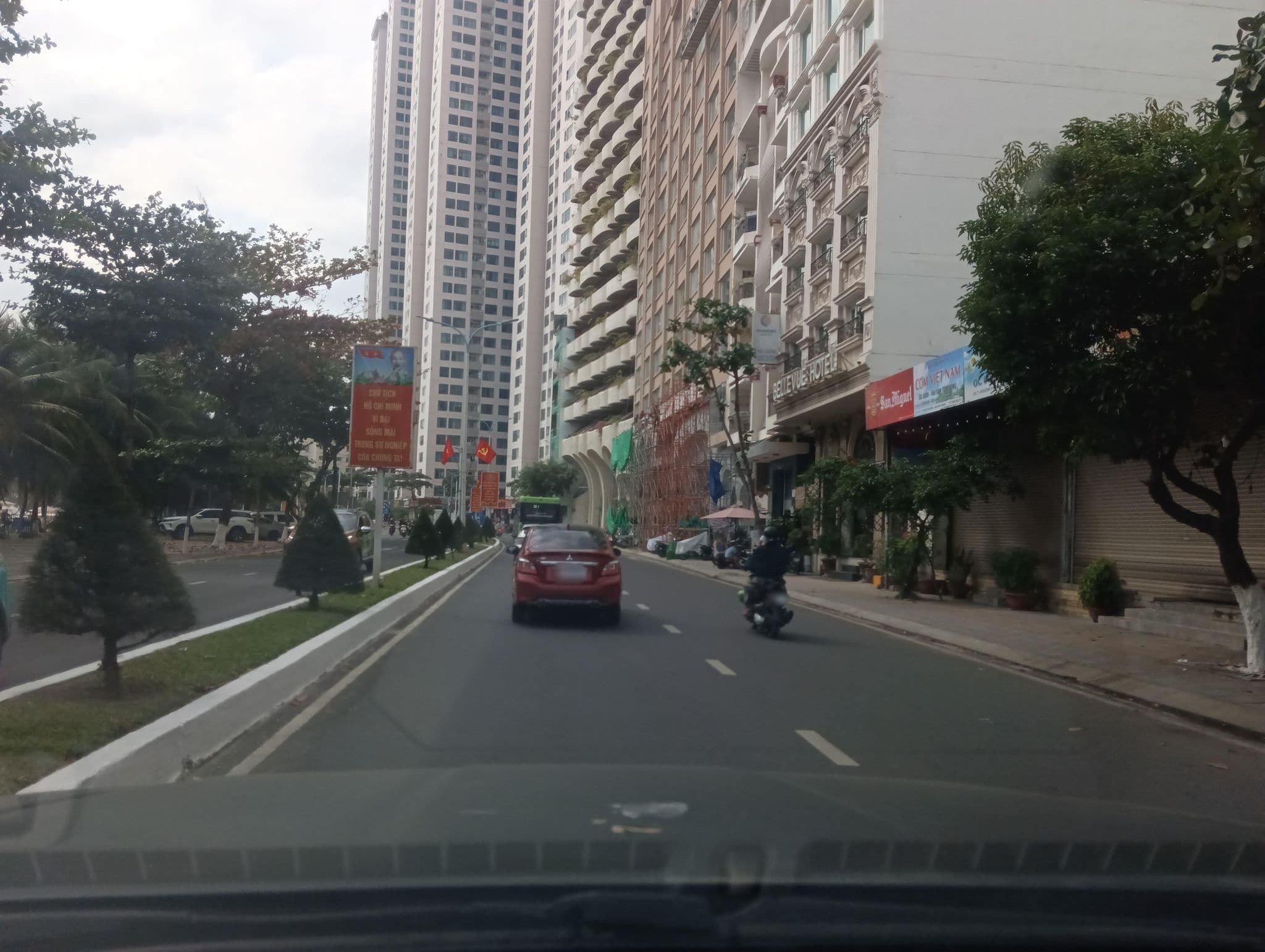 Street view near Navada Beach Luxury Hotel, Nha Trang — © builangbat (CC BY-SA · Mapillary)