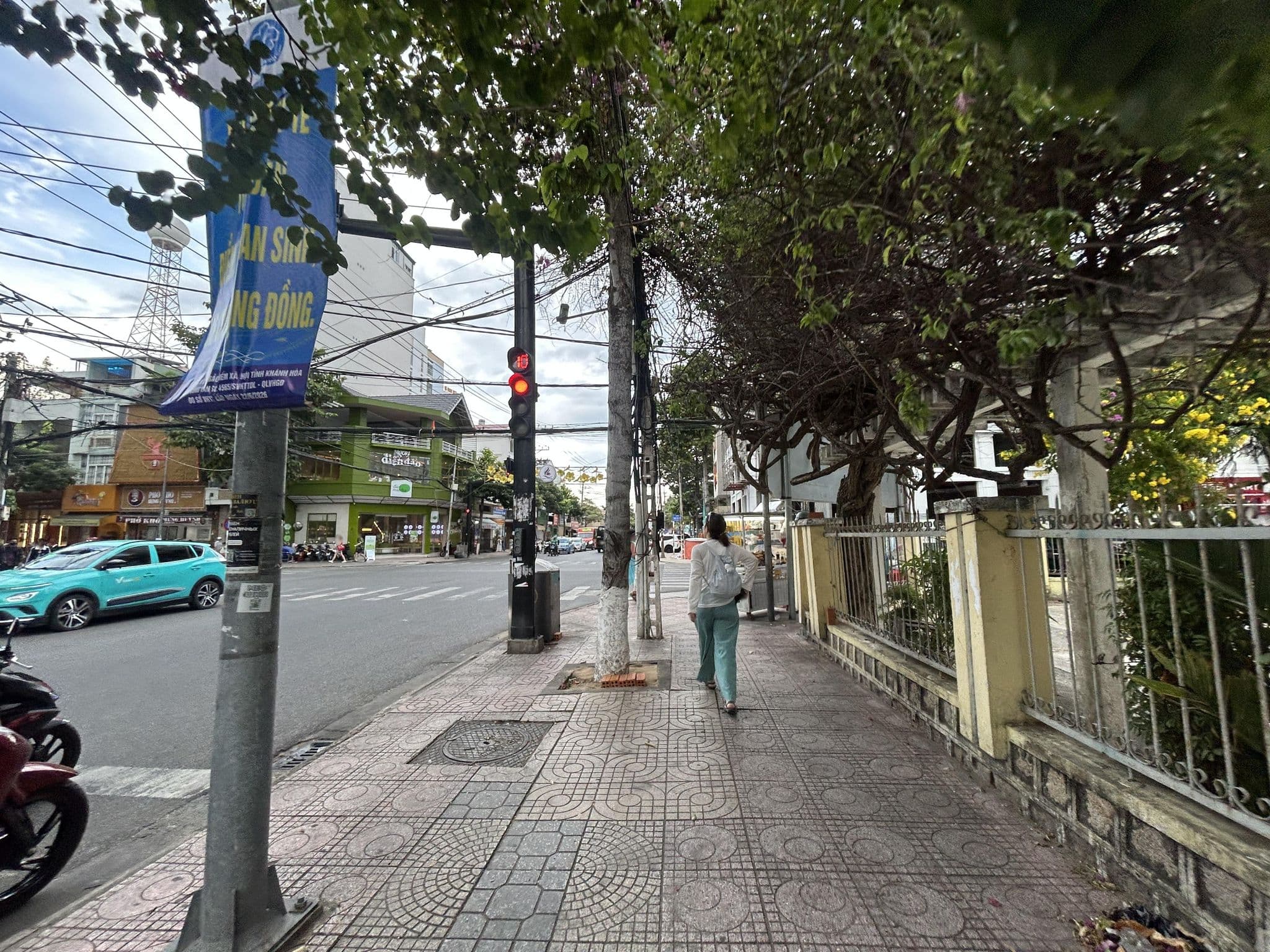 Street view near Hotel Bạch Mã, Nha Trang — © ruslan_fat (CC BY-SA · Mapillary)