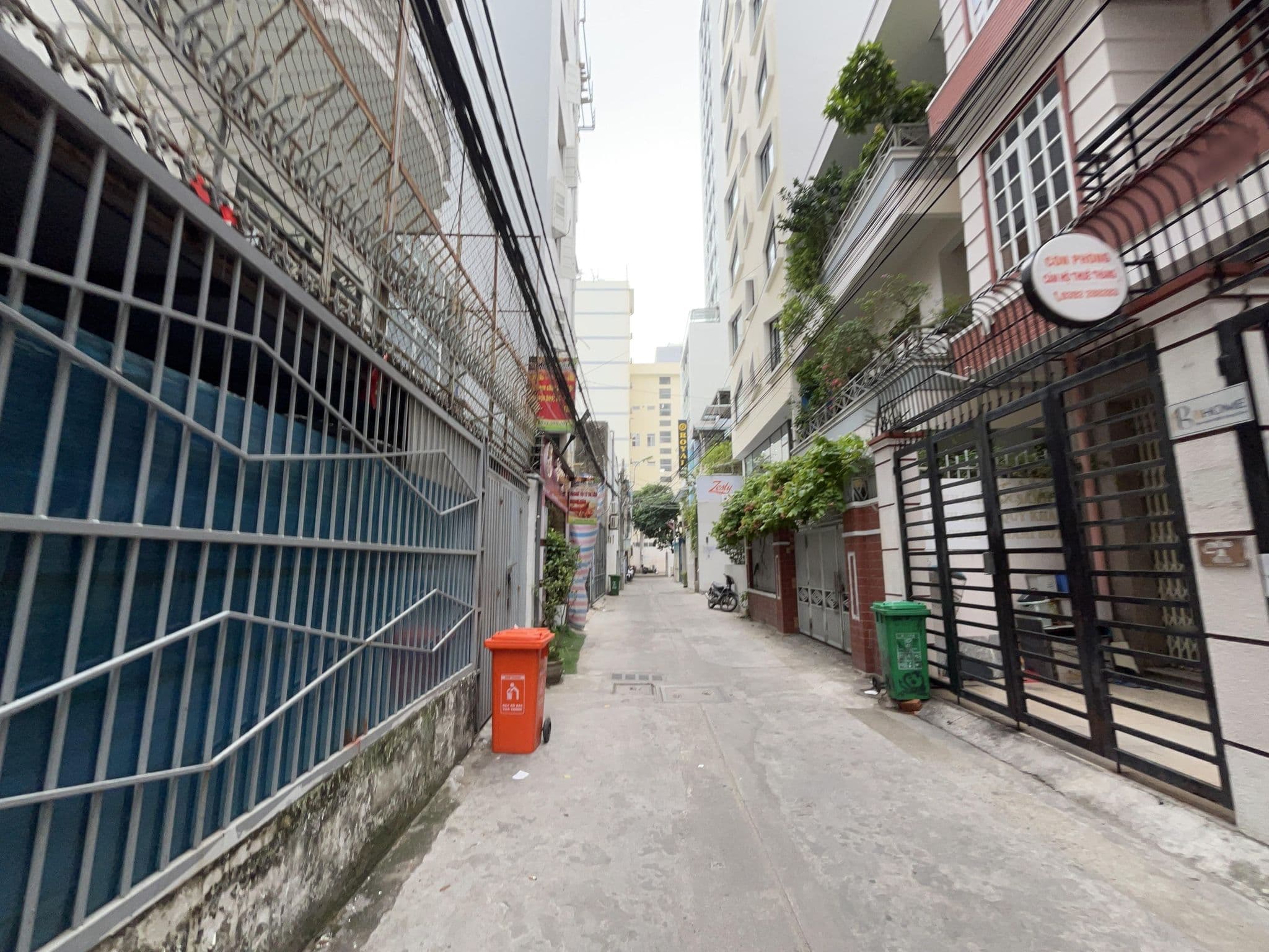 Street view near Huang Ha Hotel, Nha Trang — © ruslan_fat (CC BY-SA · Mapillary)