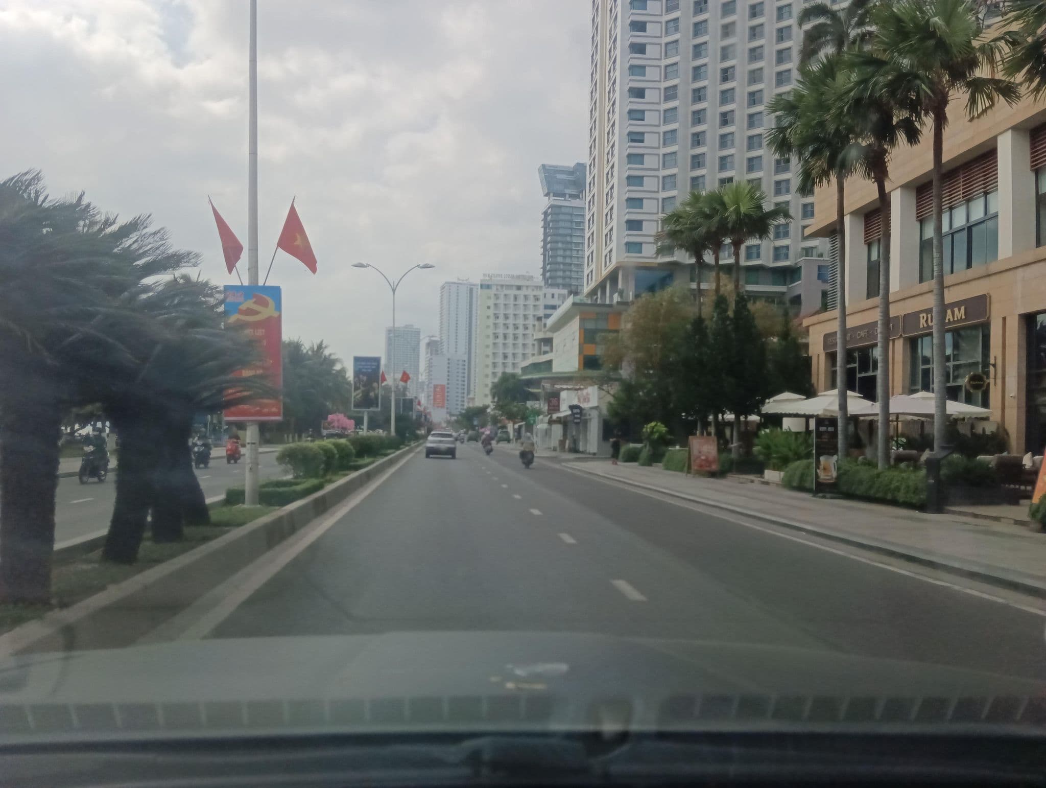 Street view near Swimming Pool @InterContinental Hotel, Nha Trang — © builangbat (CC BY-SA · Mapillary)