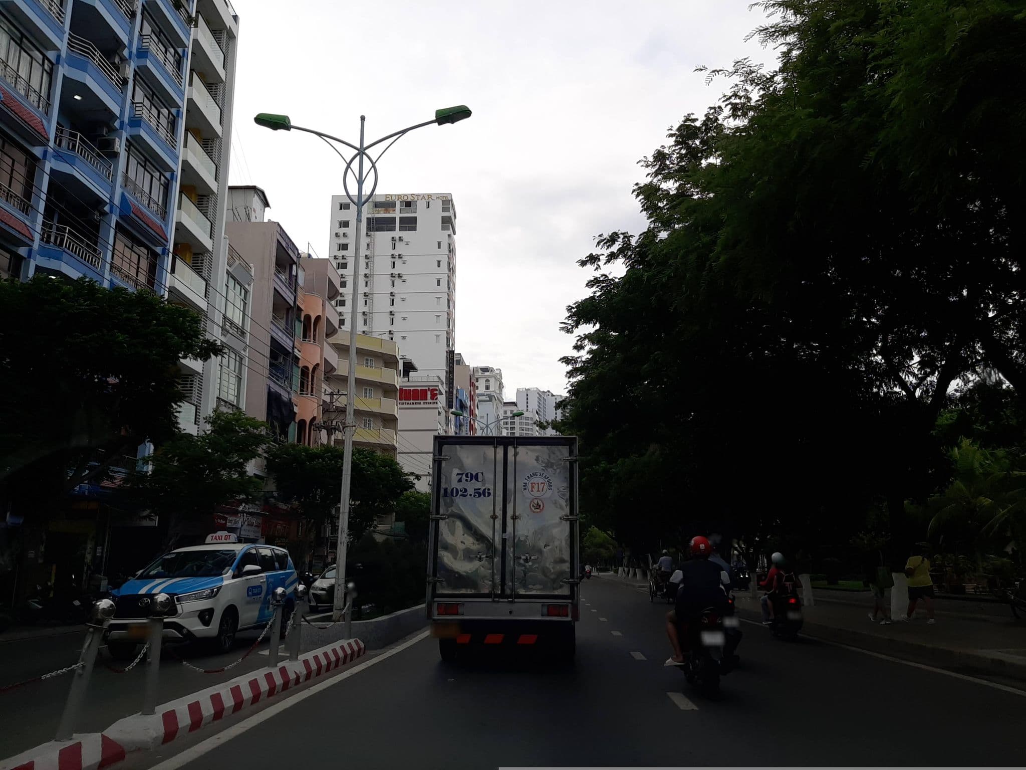 Street view near Huong Bing Hotel, Nha Trang — © DriveWithHoang (CC BY-SA · Mapillary)