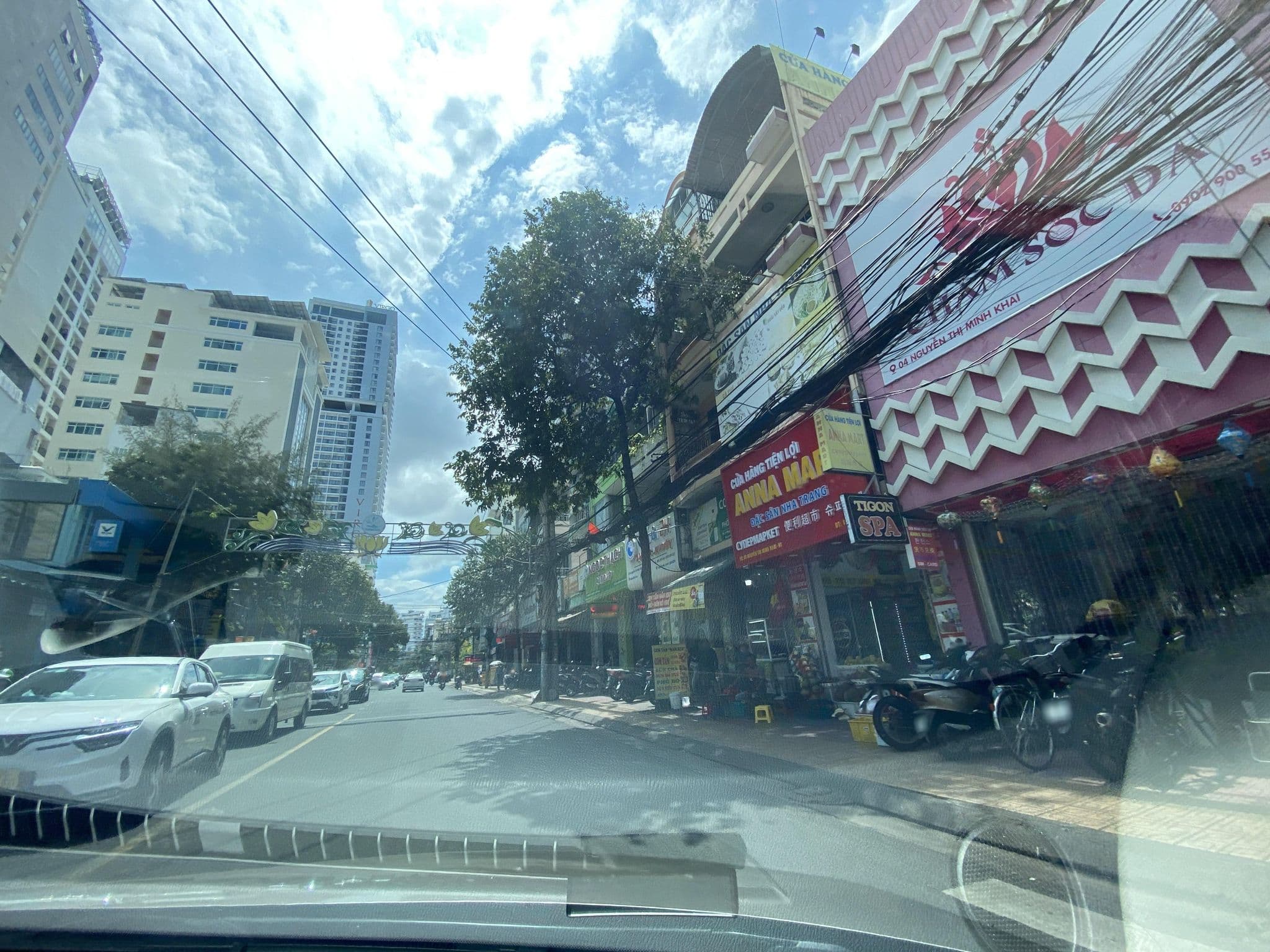 Street view near Tri Quan Hotel and Apartment Nha Trang, Nha Trang — © DriveWithHoang (CC BY-SA · Mapillary)